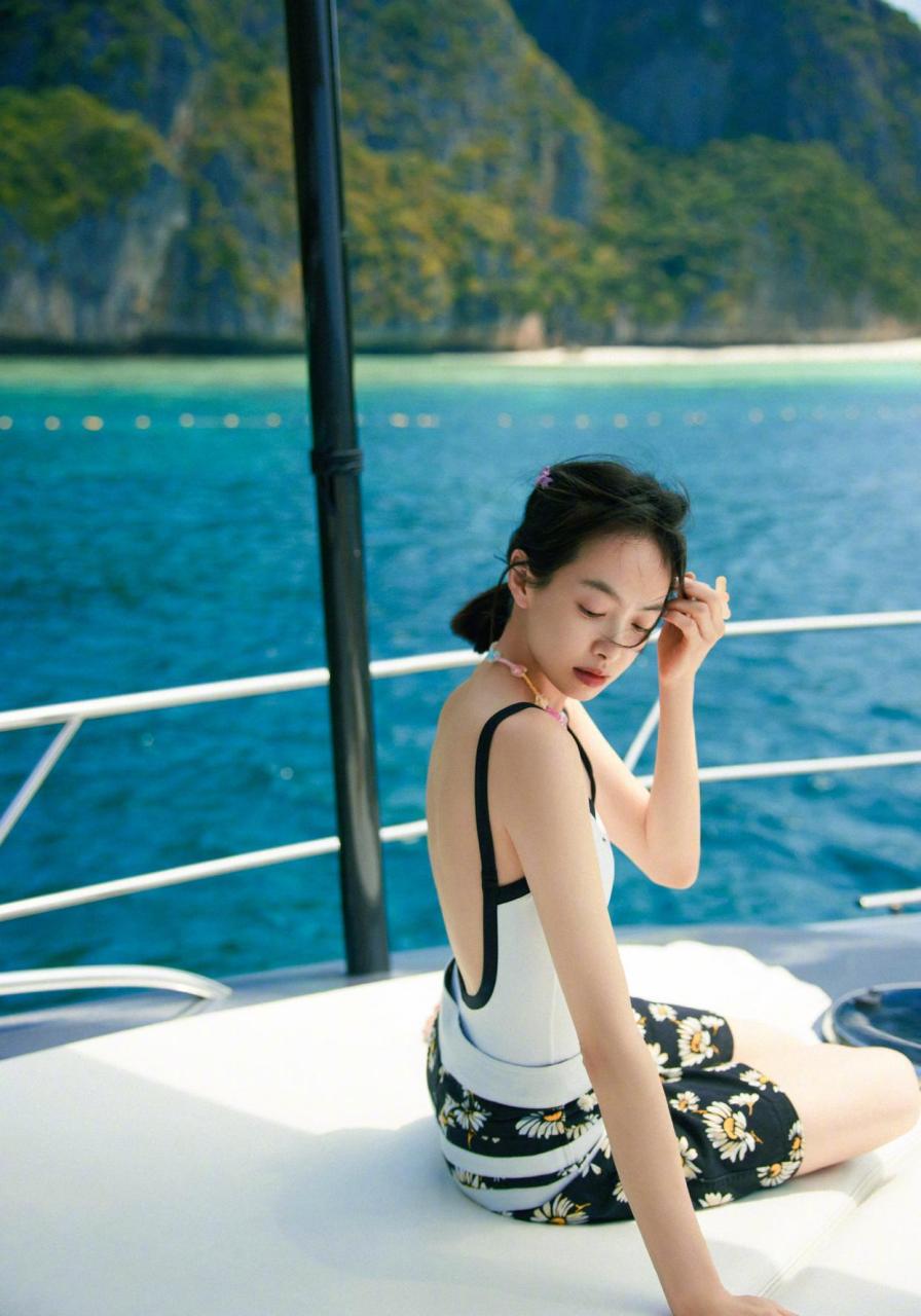 宋茜泰国泳装随拍,有海,有风,有阳光,活力满满的大美女[比心]