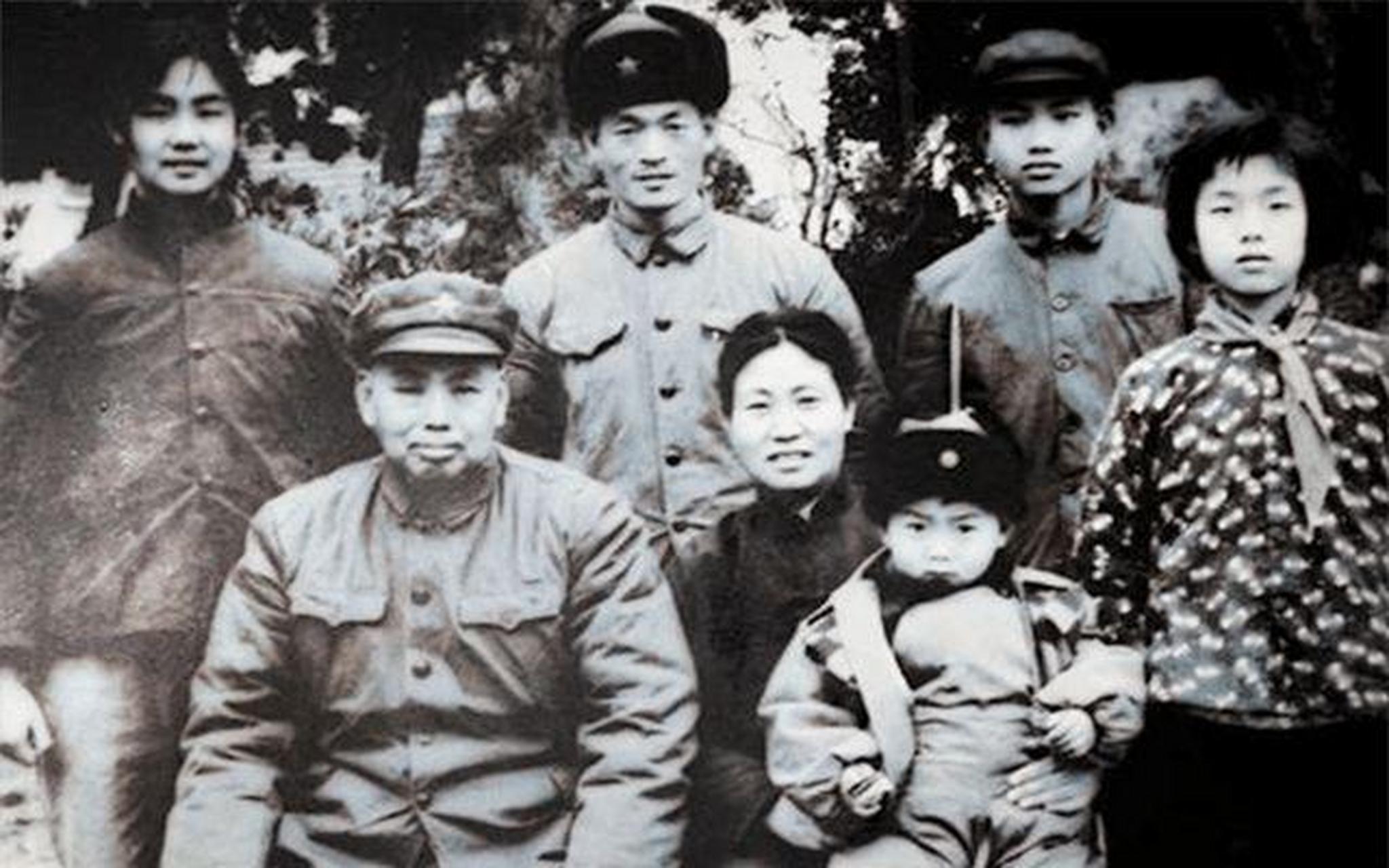 1937年3月,身陷囵圄的许世友收到了妻子雷明珍写给他的一张纸条.