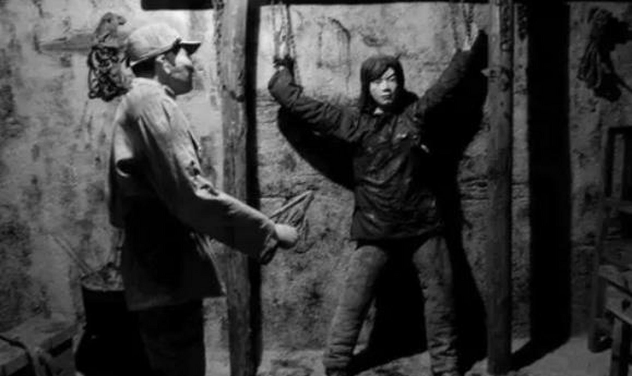 1942年一女八路被汉奸出卖,遭到日寇严刑拷打,没成想第二天日军翻译官