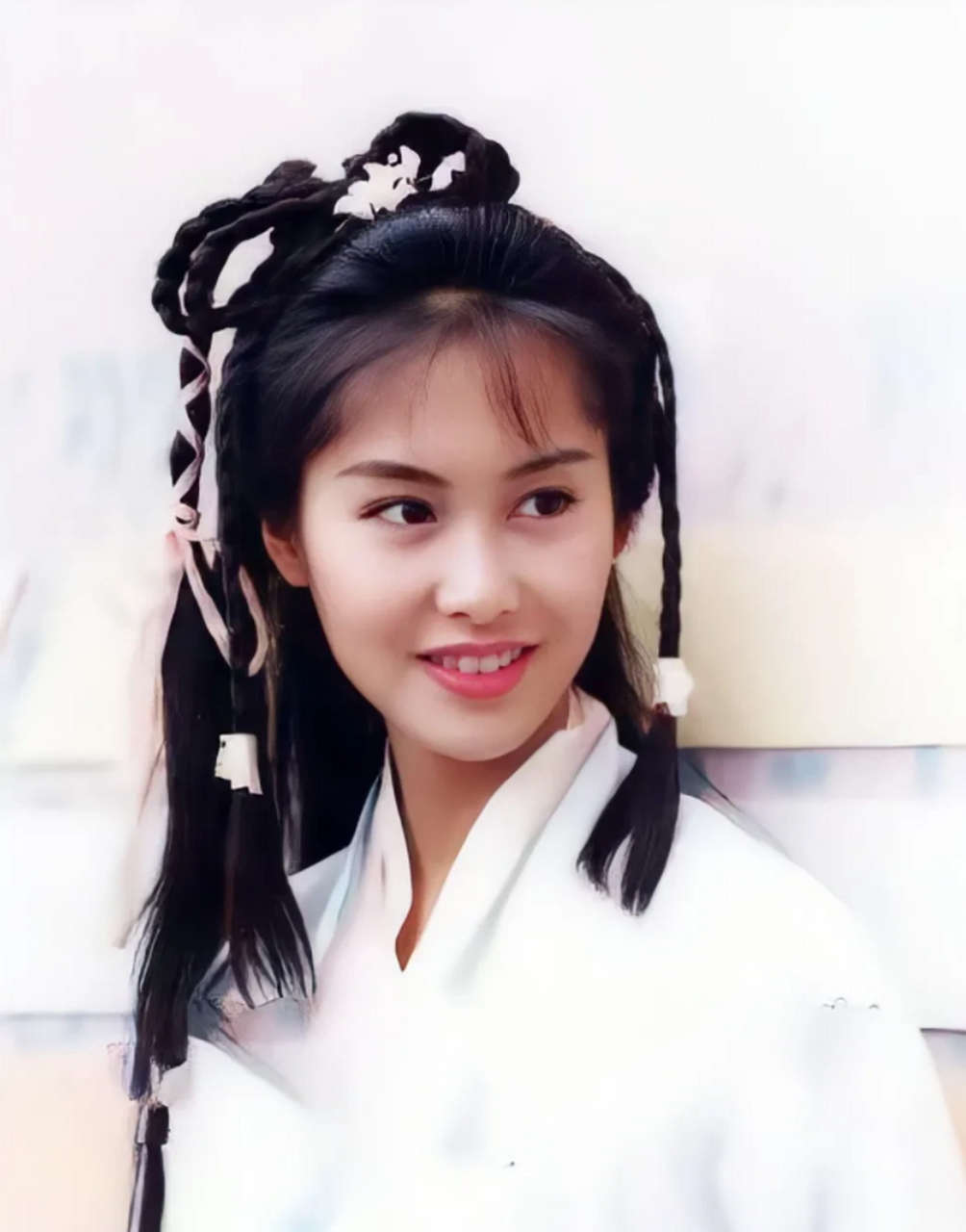 这是年轻时的朱茵,照片拍摄于1982年.