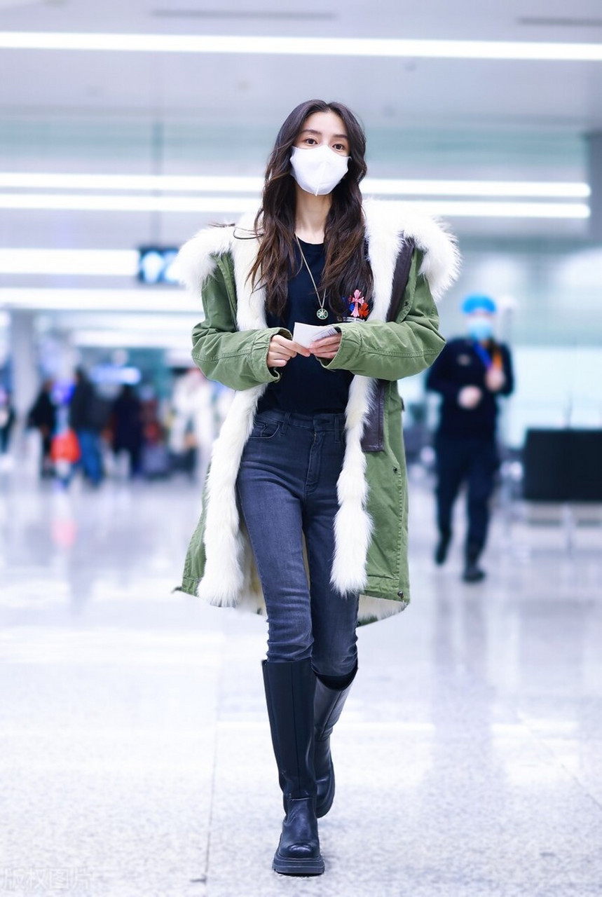 angelababy杨颖机场街拍 军绿色皮草风衣 黑色高筒皮靴休闲时髦