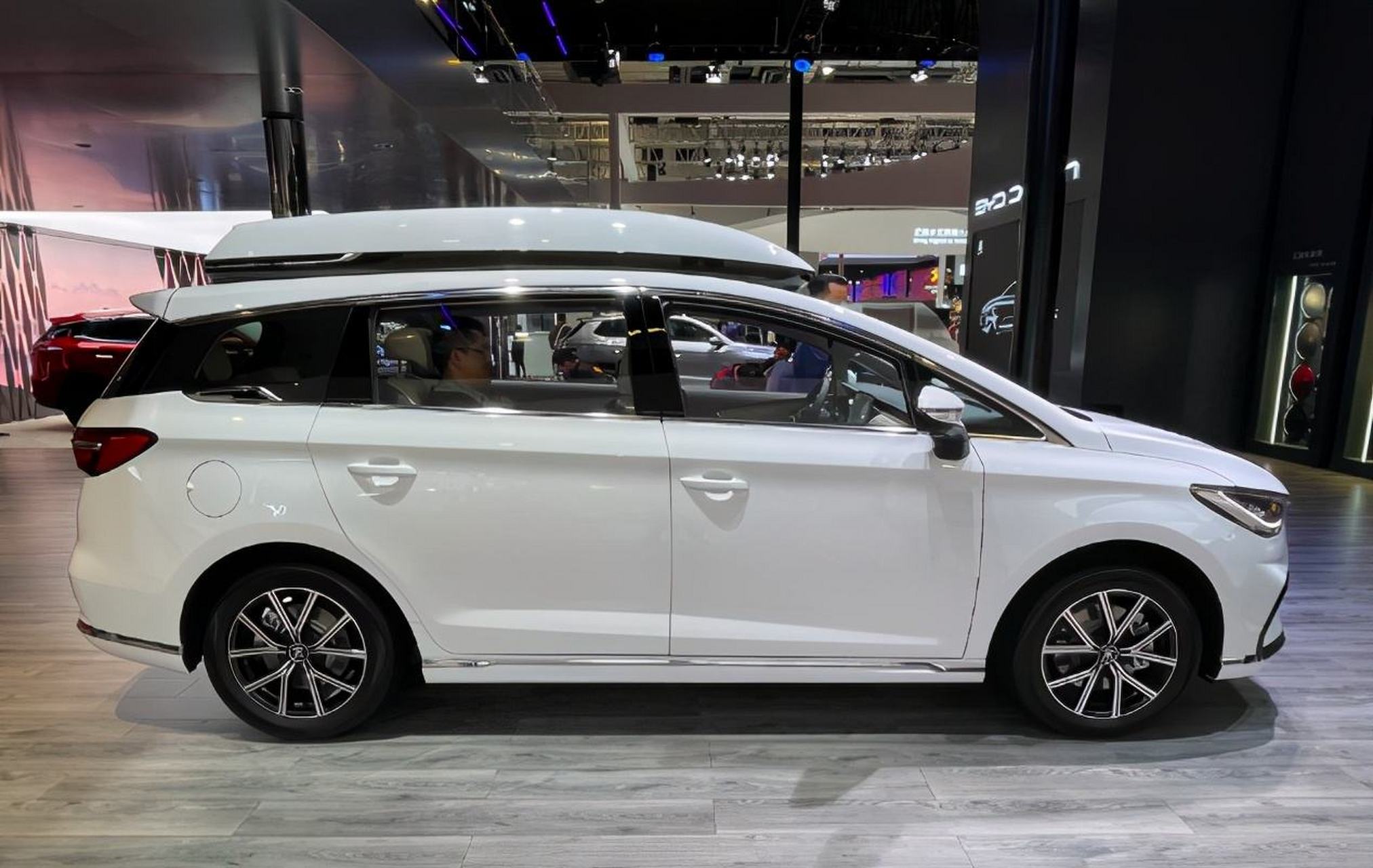 宋max dm-i车身尺寸长宽高为4.710/1.810/1.690米,轴距2.