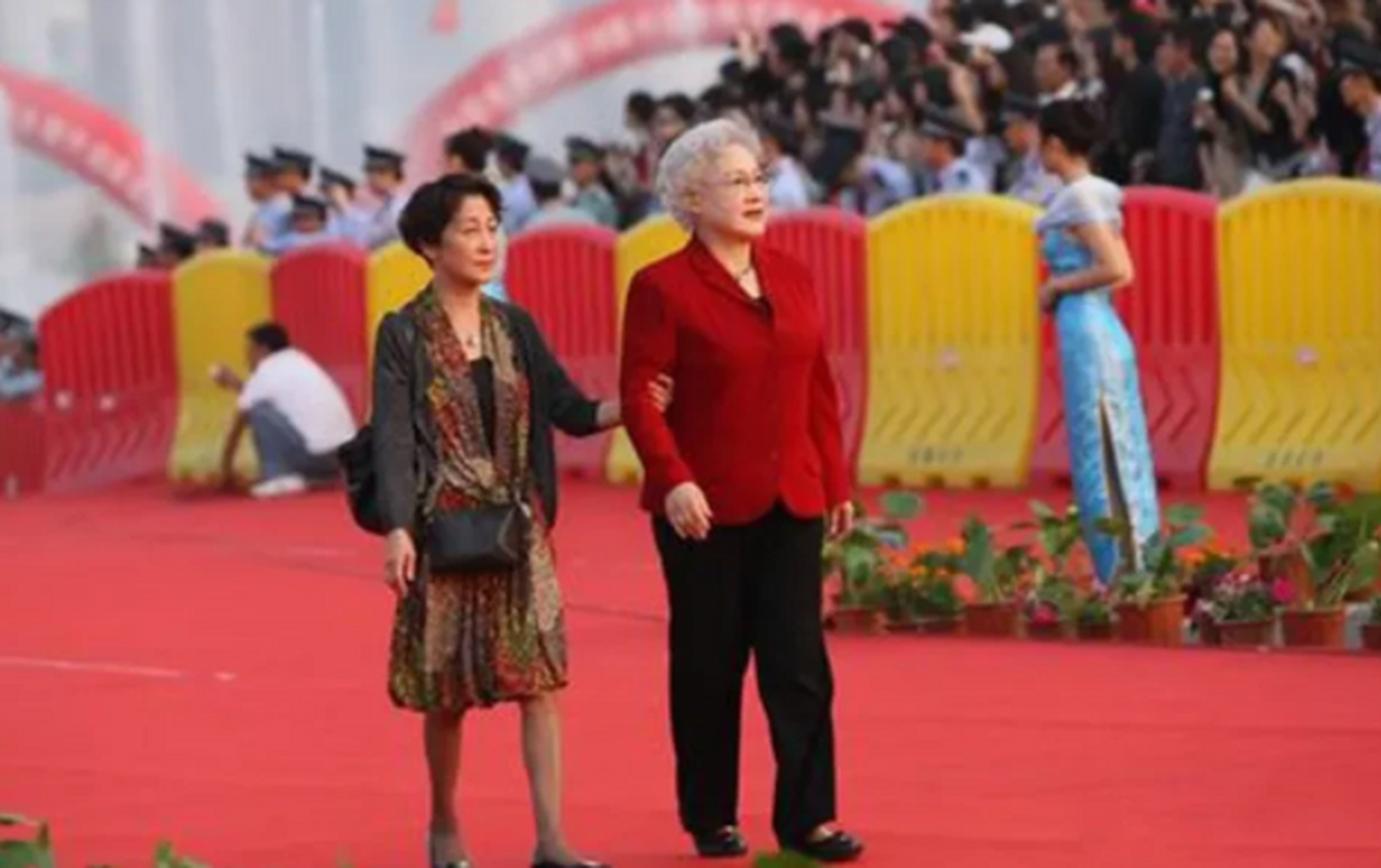 秦怡昔日罕见和女儿金斐姮同框走红毯!