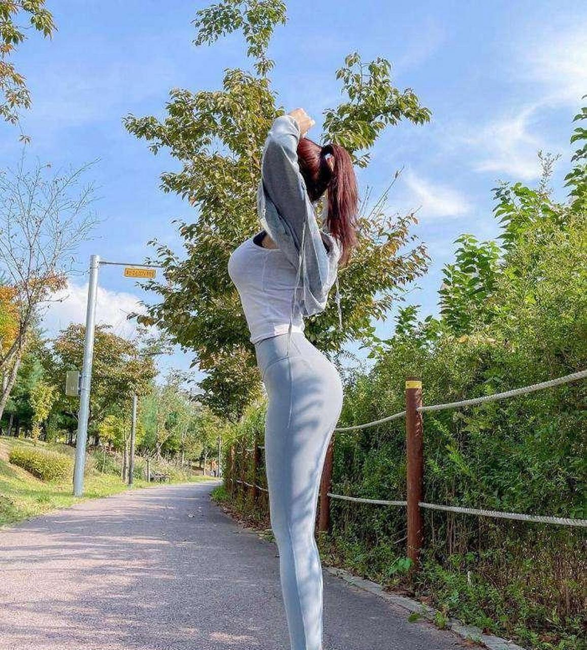 美女图集:公园里晨练的美女,给人一种非常阳光活力的感觉