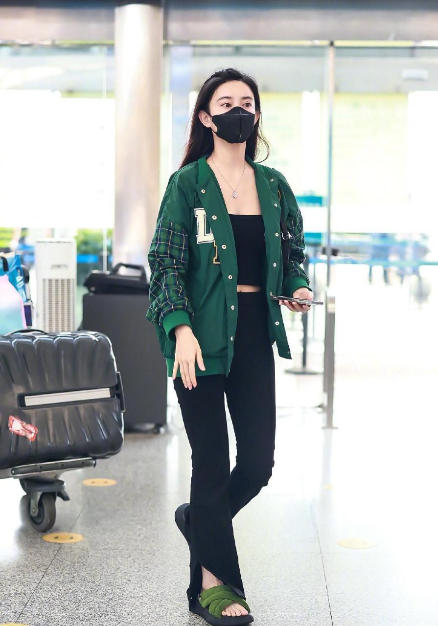 孟子义现身长沙机场,穿绿色外套脚踩拖鞋,口罩遮面难挡精致美颜