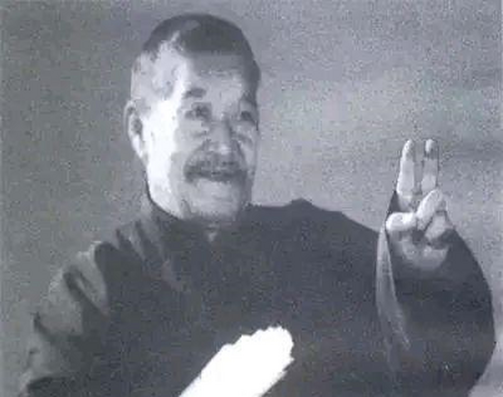 第一,李德钖是提高相声地位的第一人,在他之前相声只是天桥撂地演出的