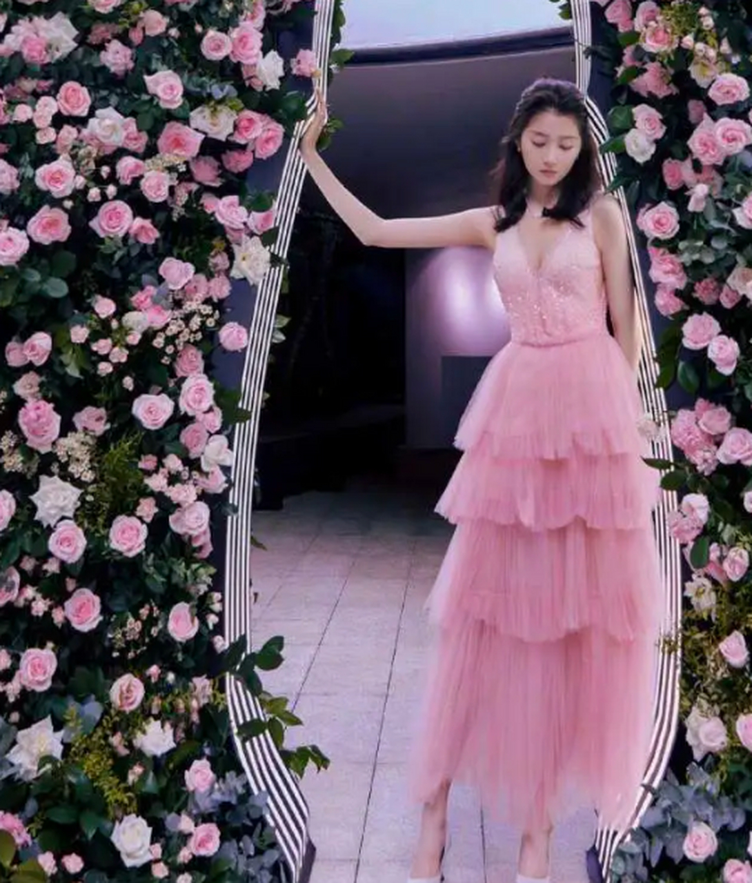 再穿黑色丝袜并化浓妆,网友留言好敢说,前几日,关晓彤的蹦迪视频引发