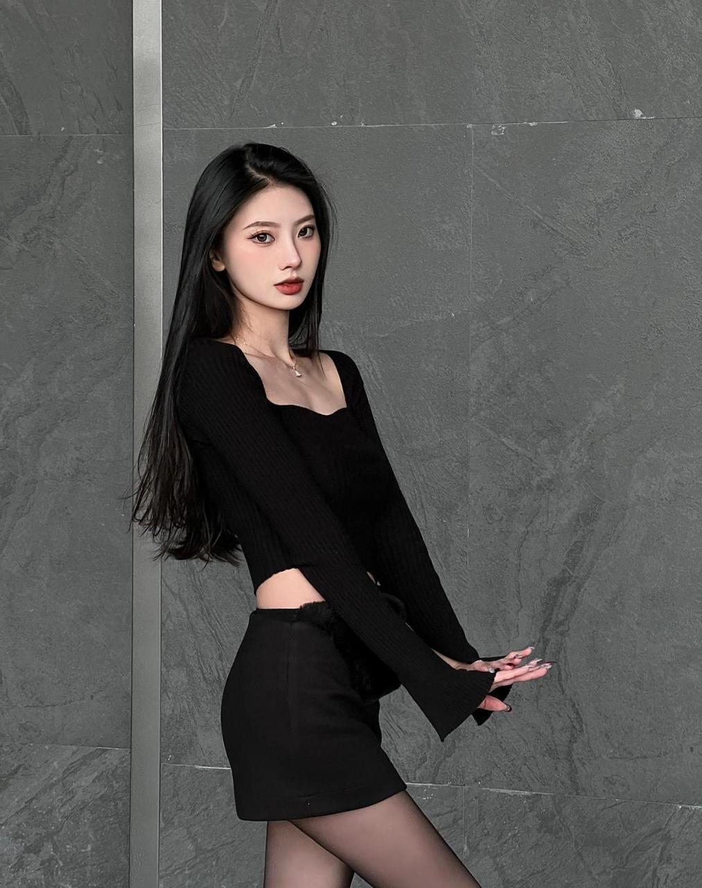 黑长直美女,经典黑色套装穿搭