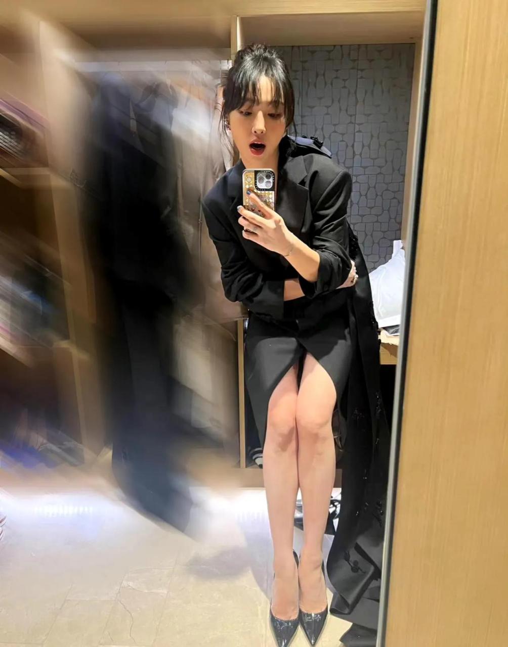 她晒出自拍照,腿明显肉了很多.