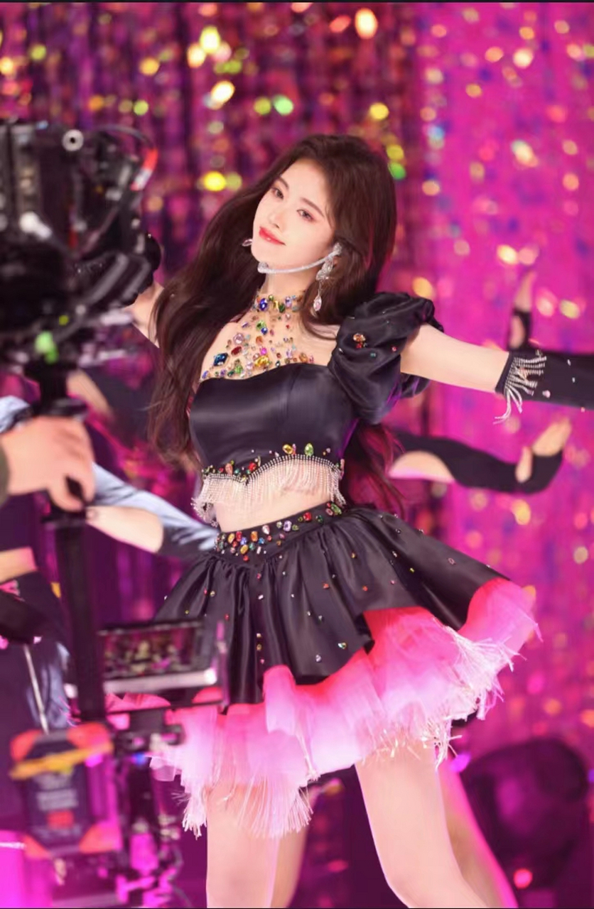 鞠婧祎一身粉磨钻公主裙搭配粉色玛丽珍高跟鞋,撩人舞姿,不愧是四千年