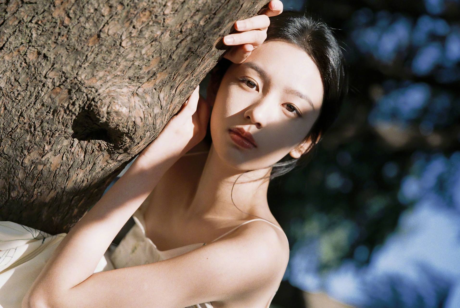 周也 淡妆吊带裙