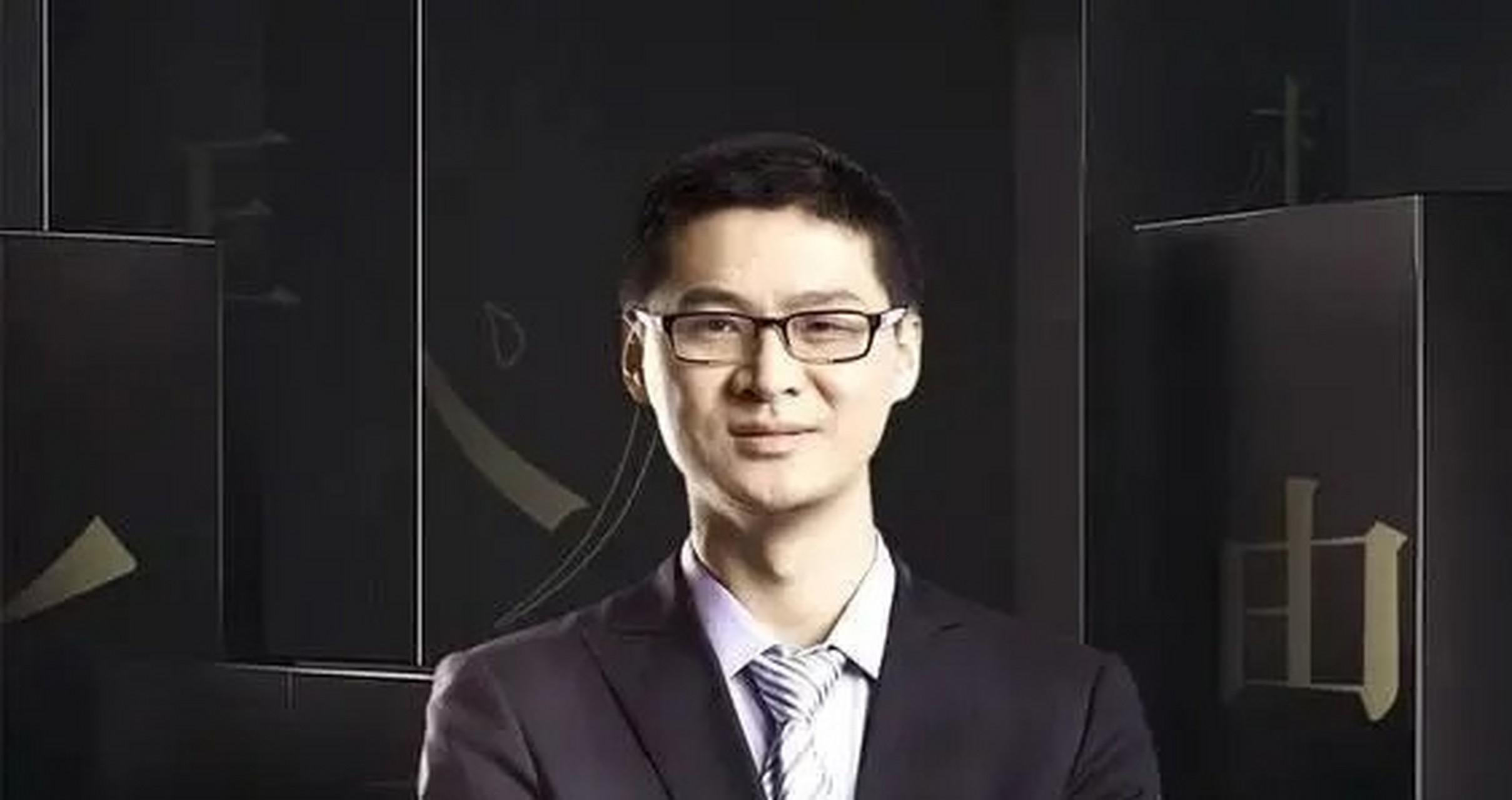 罗翔这样说过:"没有人愿意去扶持一个毫无价值的人,当你满一身泥泞,再