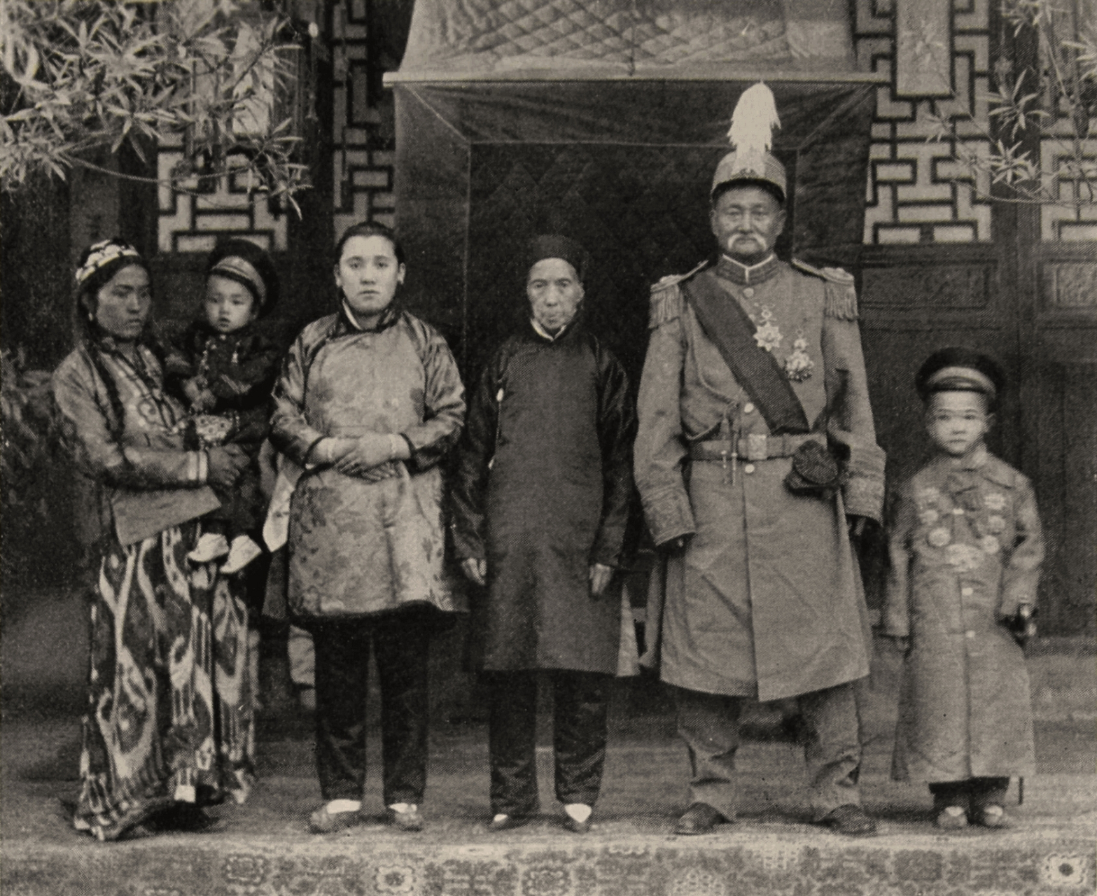 1920年代新疆提督马福兴与部分家属合影