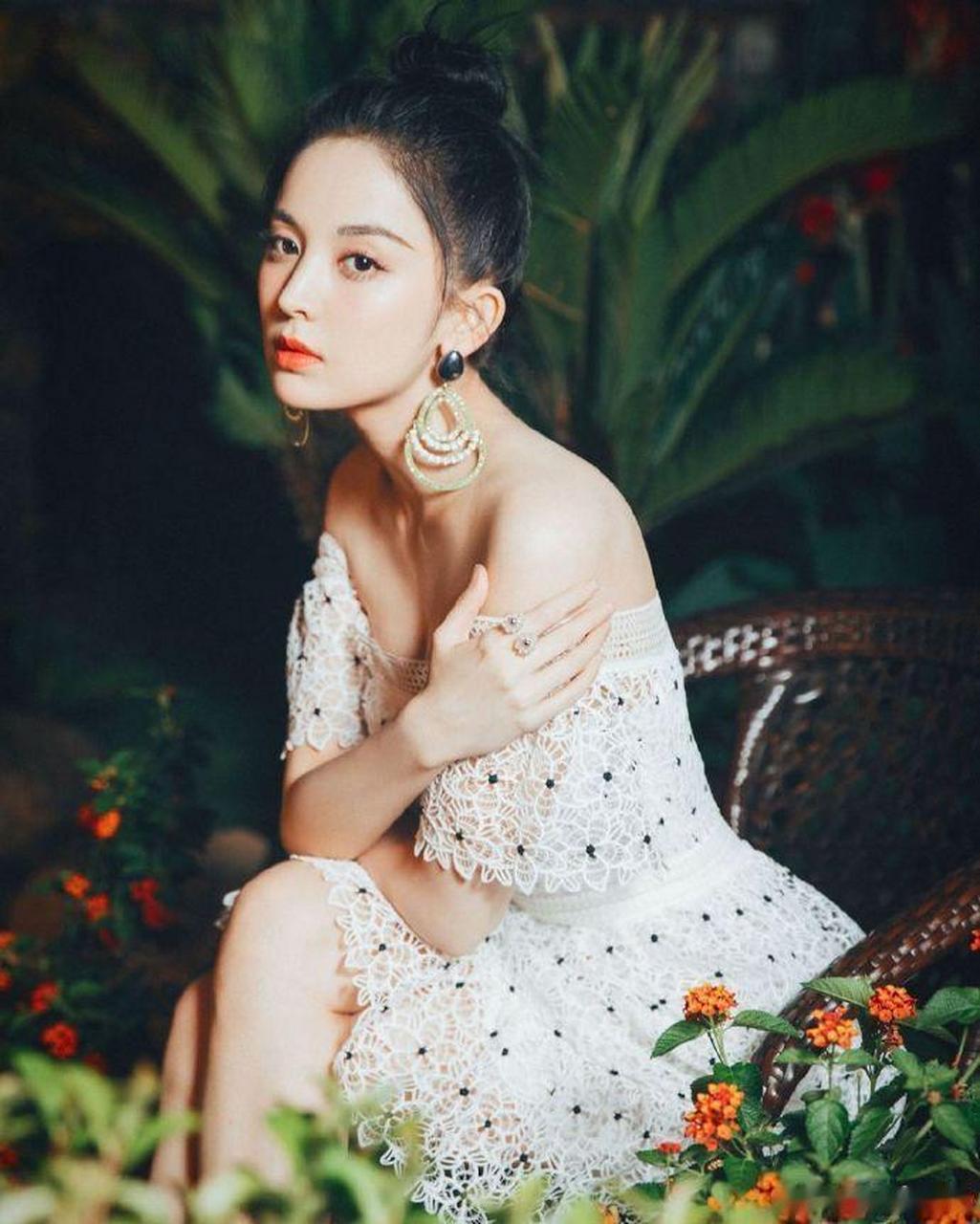 古力娜扎# 蕾丝抹胸仙女裙,仙气十足! #娱乐