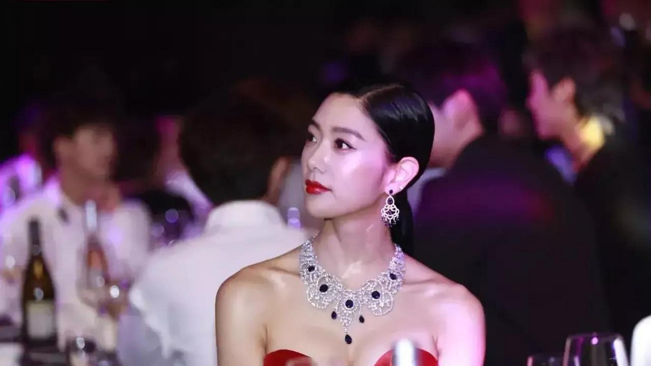 gif创作人# "克拉拉"李成敏太美了,一袭红裙亮相,瞬间成为全场的降沣