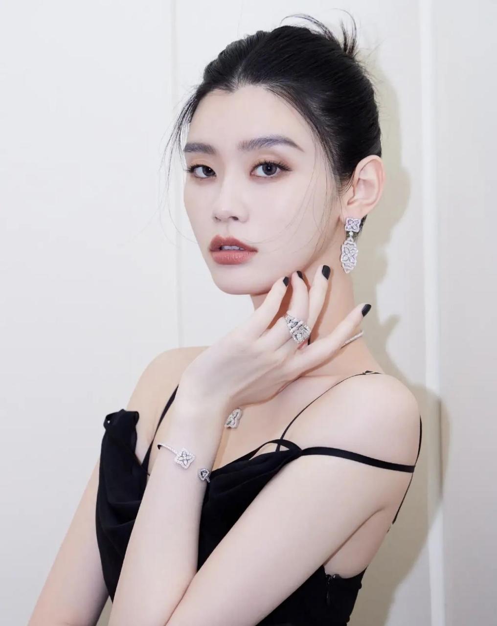 豪门阔太奚梦瑶的脸,到底经历了什么?面相完全变了.