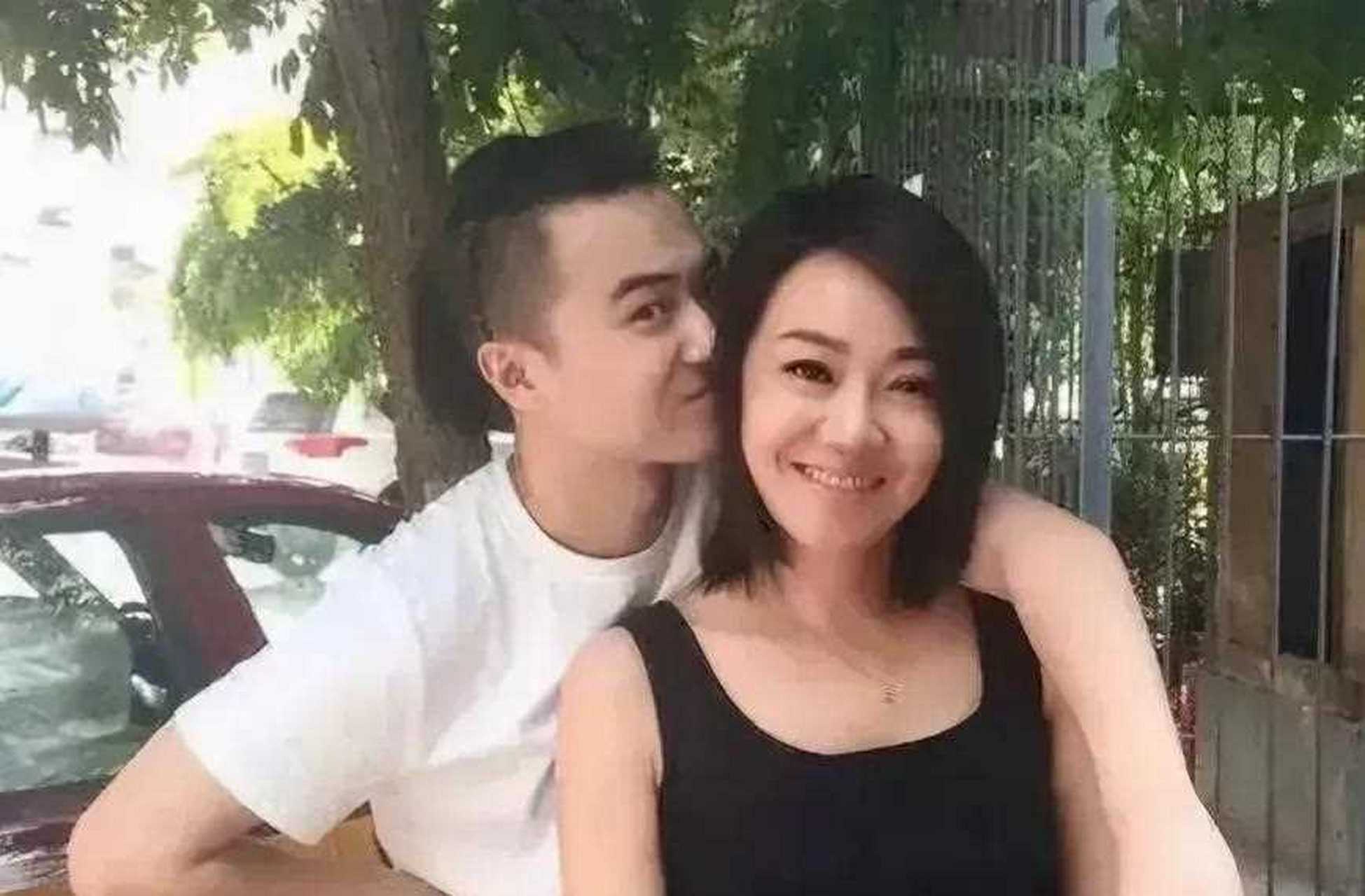 第一位:比闫妮小9岁王玮.