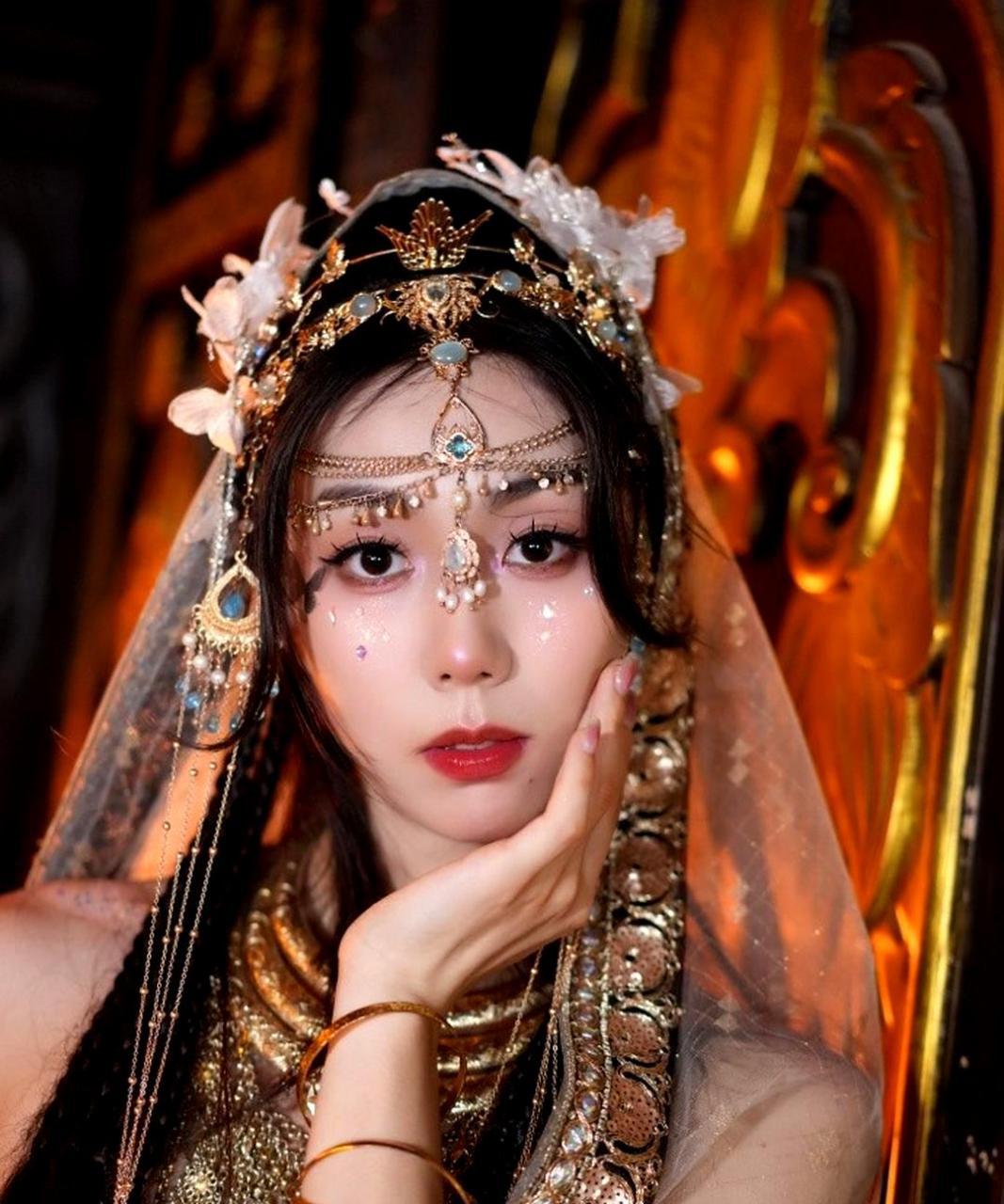 中国篮球界最美女球员裴悦展现了傣族风情,她来自新疆女篮,未婚夫则是