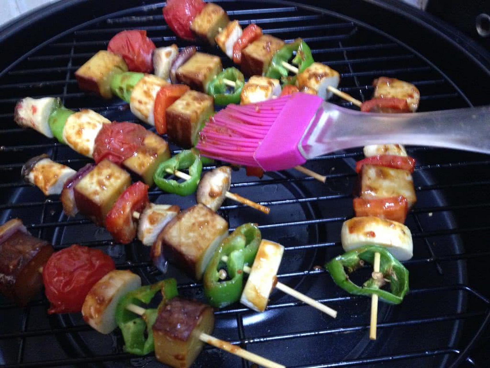 鸡蛋干烤串的用料 鸡蛋干:150克 烧烤酱:适量 黑胡椒碎:少许 孜然粉