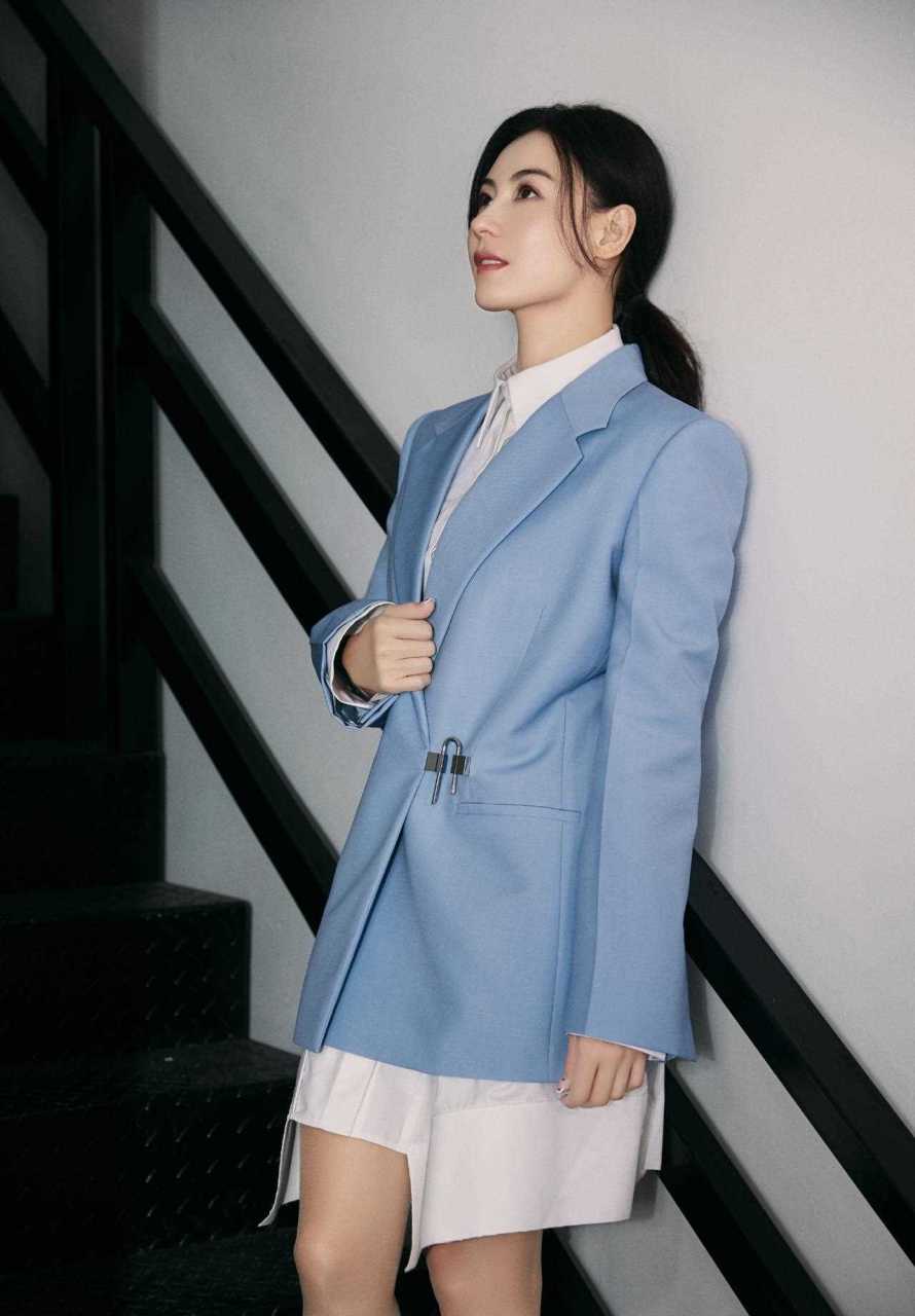 再一次被张柏芝美到了,蓝色西装搭配白色衬衣裙知性还很得体,美的很