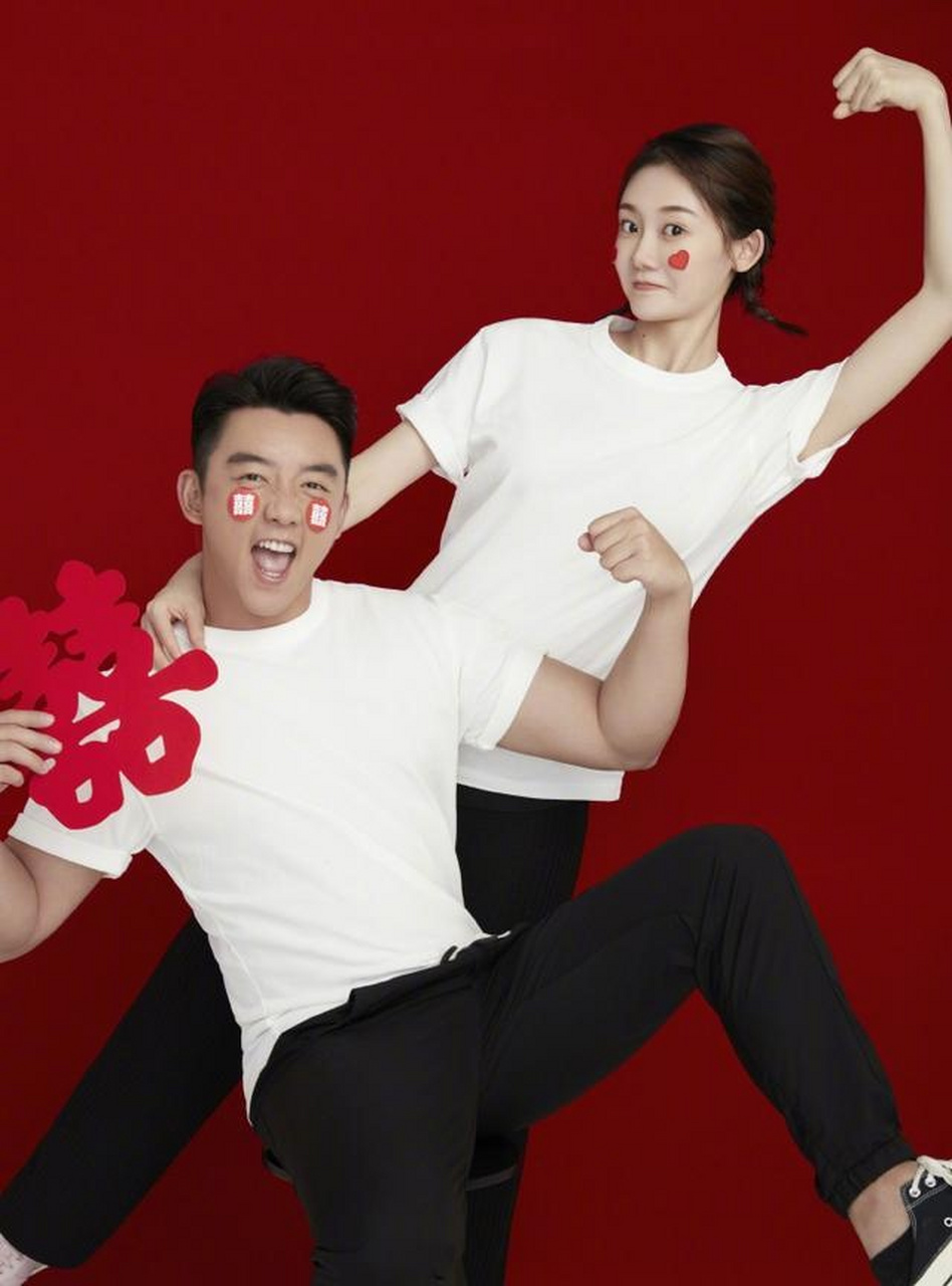 今日是5月21日,郑恺13点14分在微博晒出结婚照宣布结婚了,结婚对象就