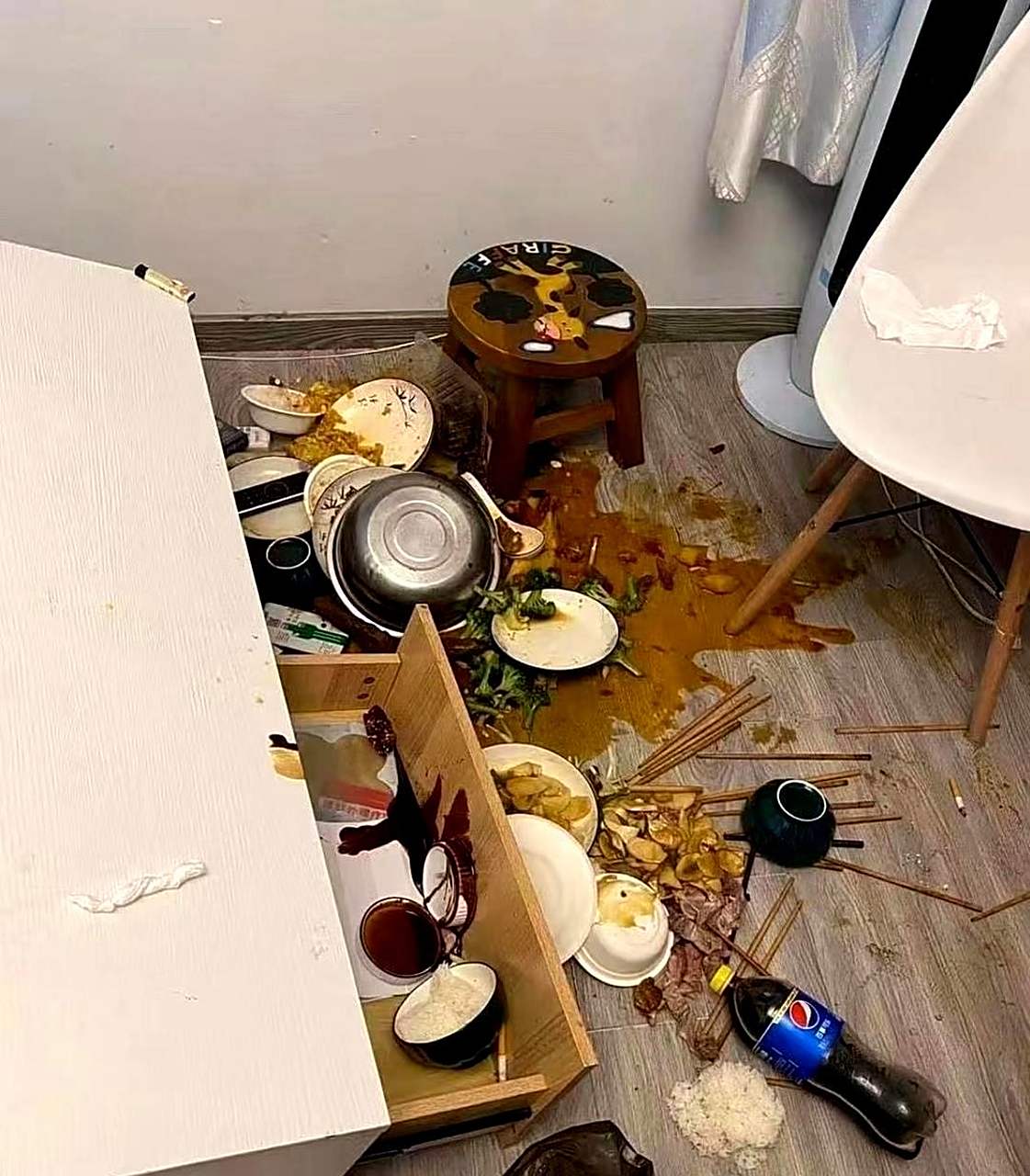 在女同事家吃饭时,不小心把桌子弄翻了,导致衣服都弄脏了,该怎么办?