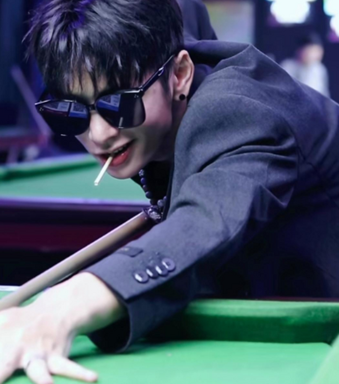 会打台球的男生在桌子上是真的帅