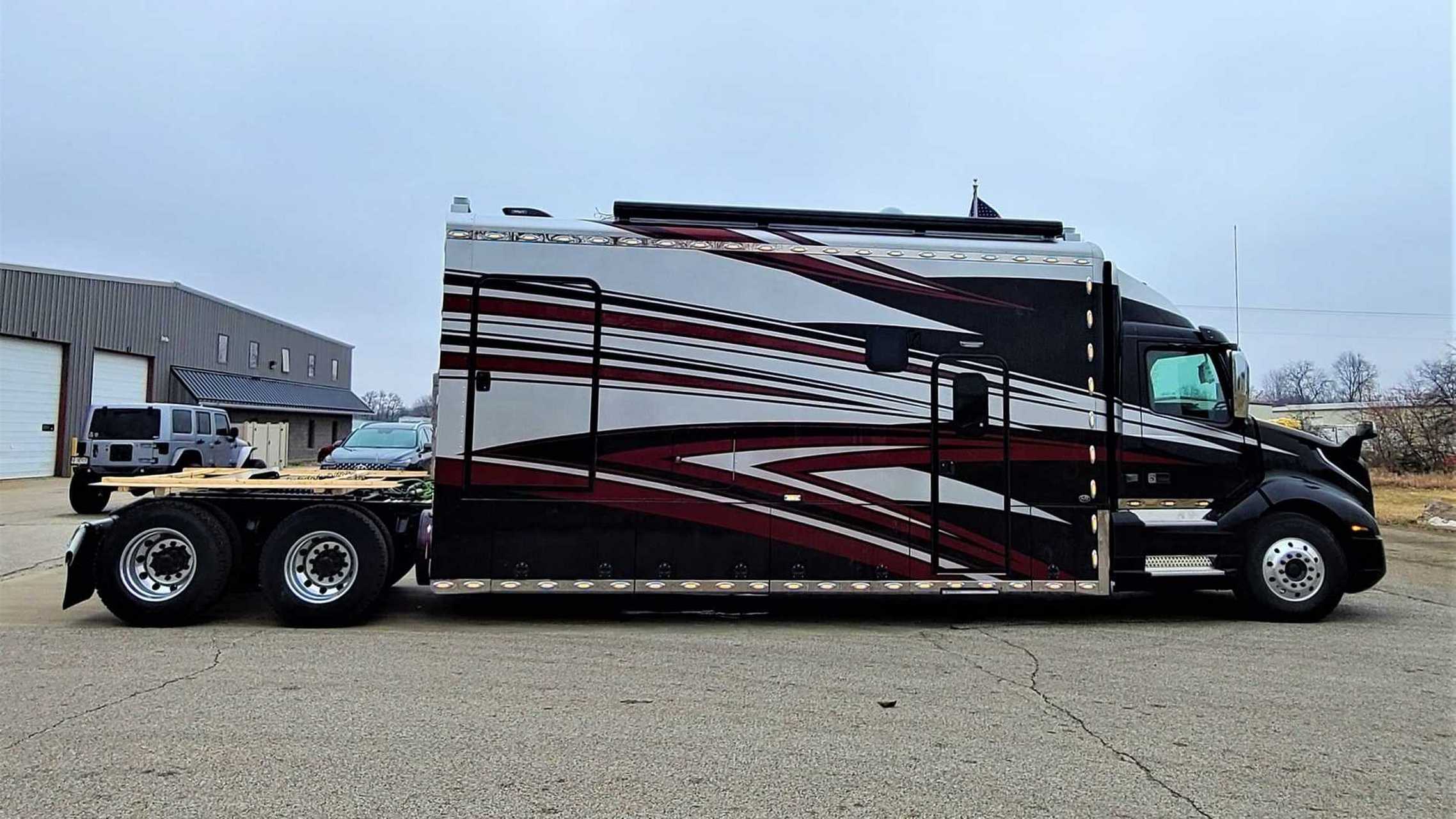 带有巨大豪华卧铺的沃尔沃半挂车,包括完整的厨房和浴室,简直是房车和