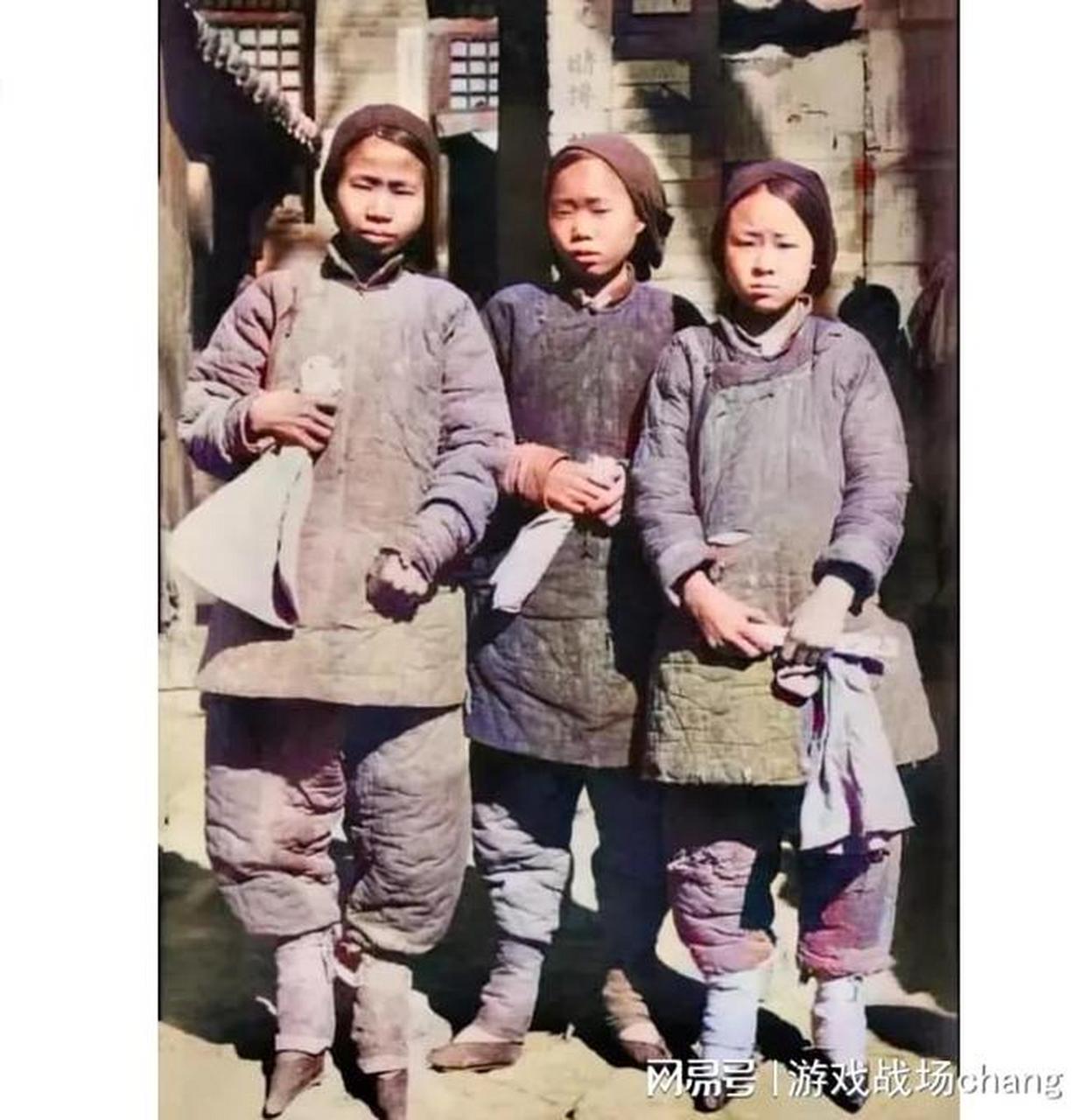 在清朝末年,一张老照片拍摄了三名头上裹着头巾,穿着粗布棉衣的小姑娘