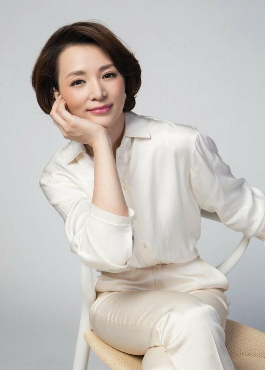 董卿说:"最难过的瞬间,不是他不爱你.