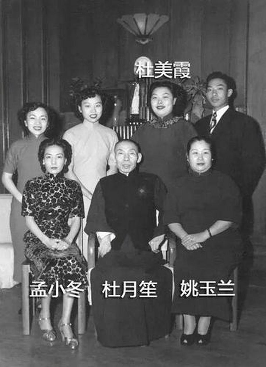 为了检查儿子是否聪明,杜月笙让人在桌子上放了三样东西:银元,金条和