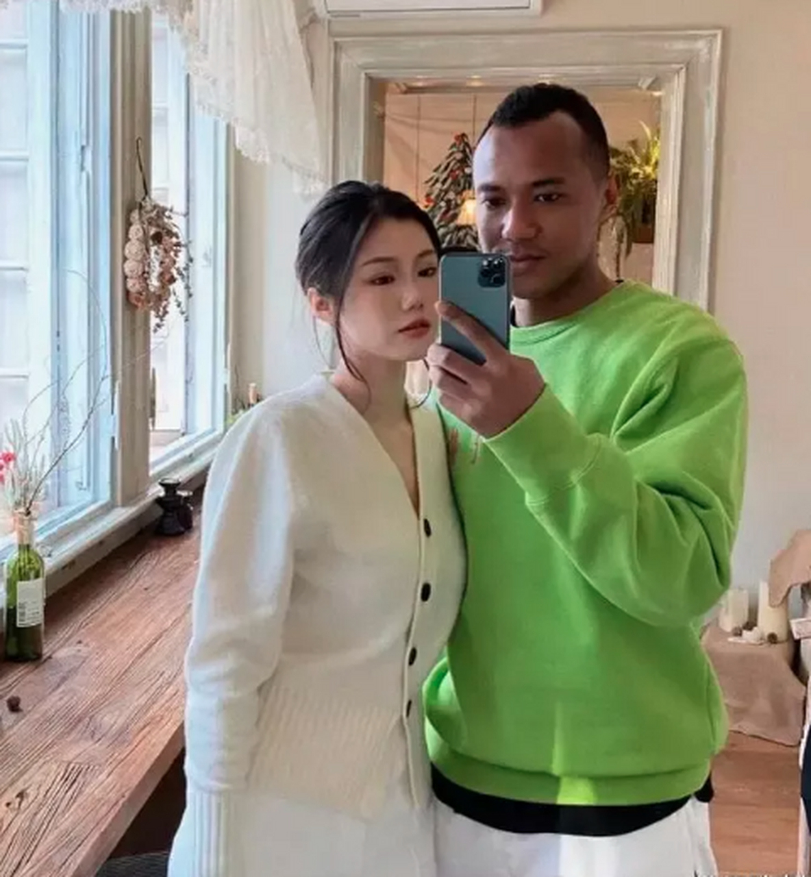 在片中这个黑人叫艾迪弗朗西斯,他是非洲人,却生长在中国,还娶了一个