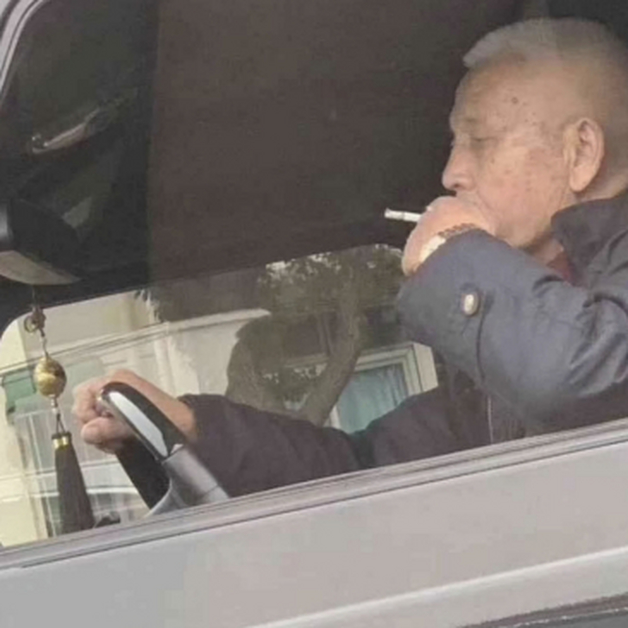 看这霸气的抽烟姿势,就知道大爷退休金不少