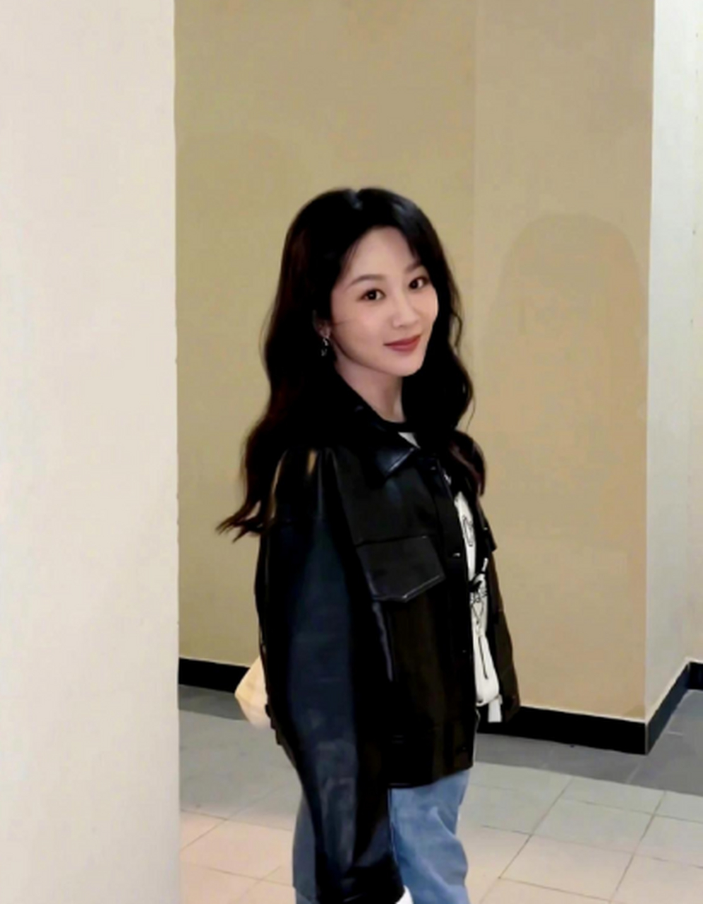 杨紫晒出黑色皮衣动图,长发加皮衣造型,又温柔又飒爽.