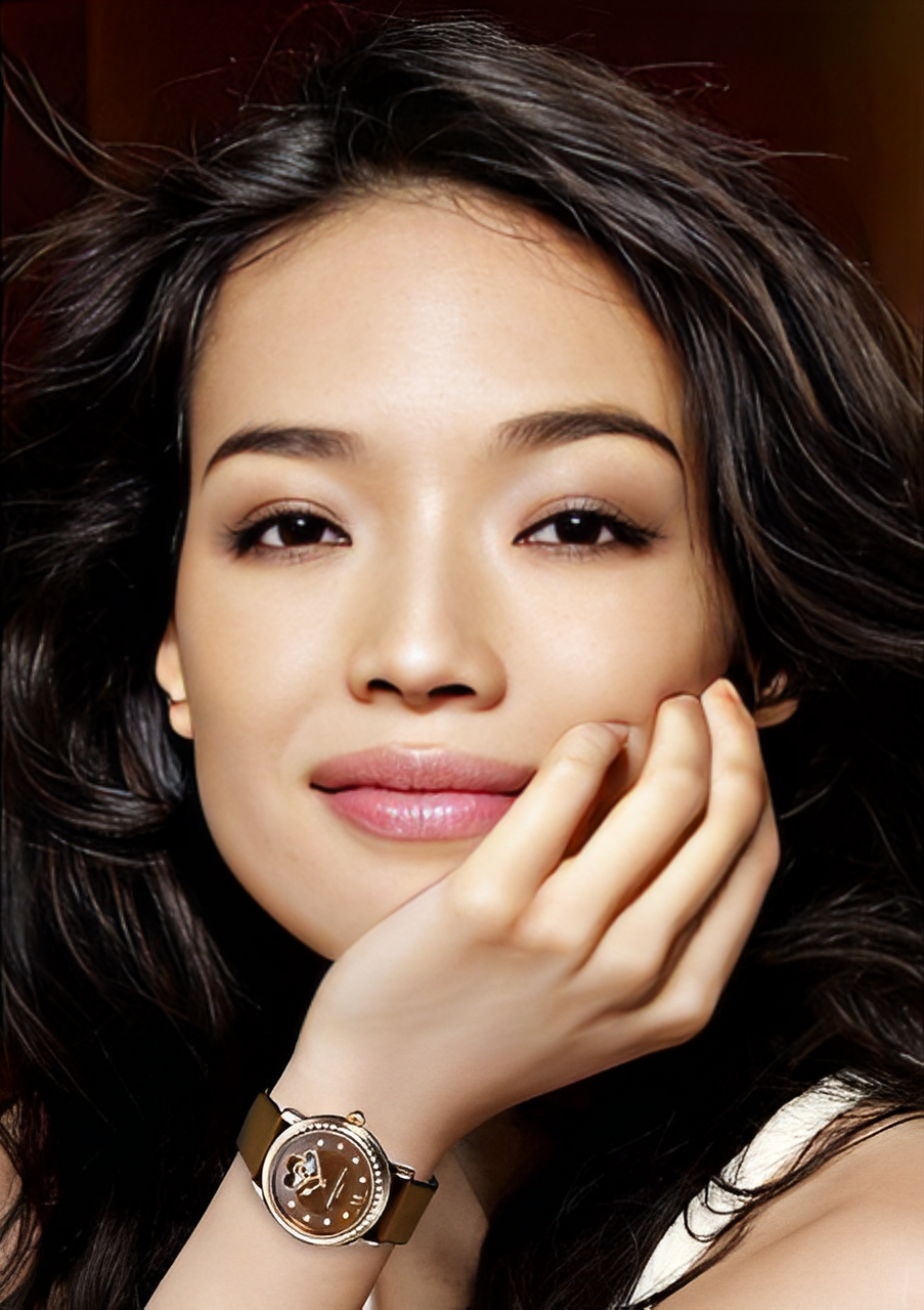 舒淇的大嘴唇笑起来很甜.同时,她有一张精致的脸,气质独特.