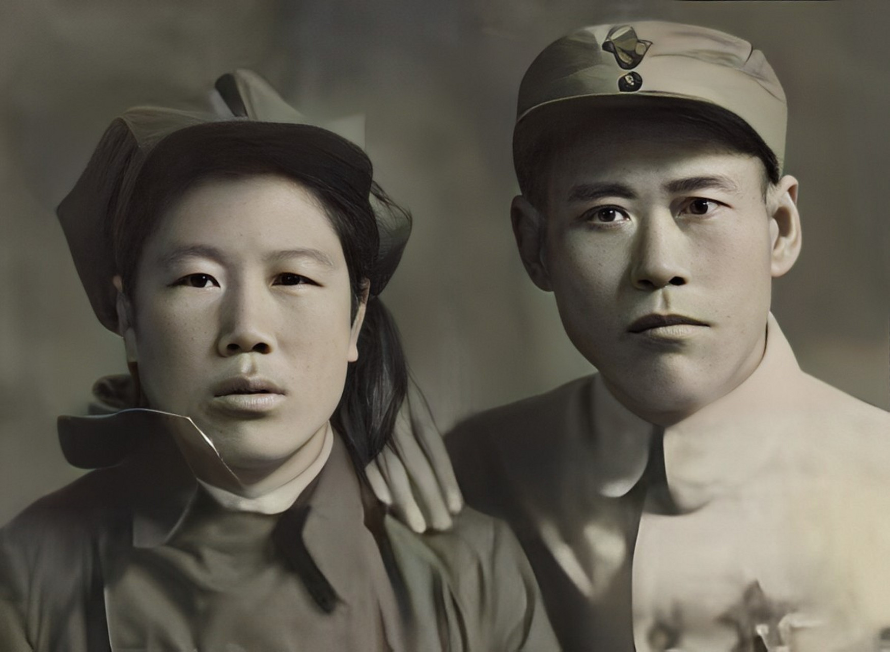 1949年,在解放軍的住所前,一個衣衫襤褸的女人從破爛的衣服裡掏出16兩