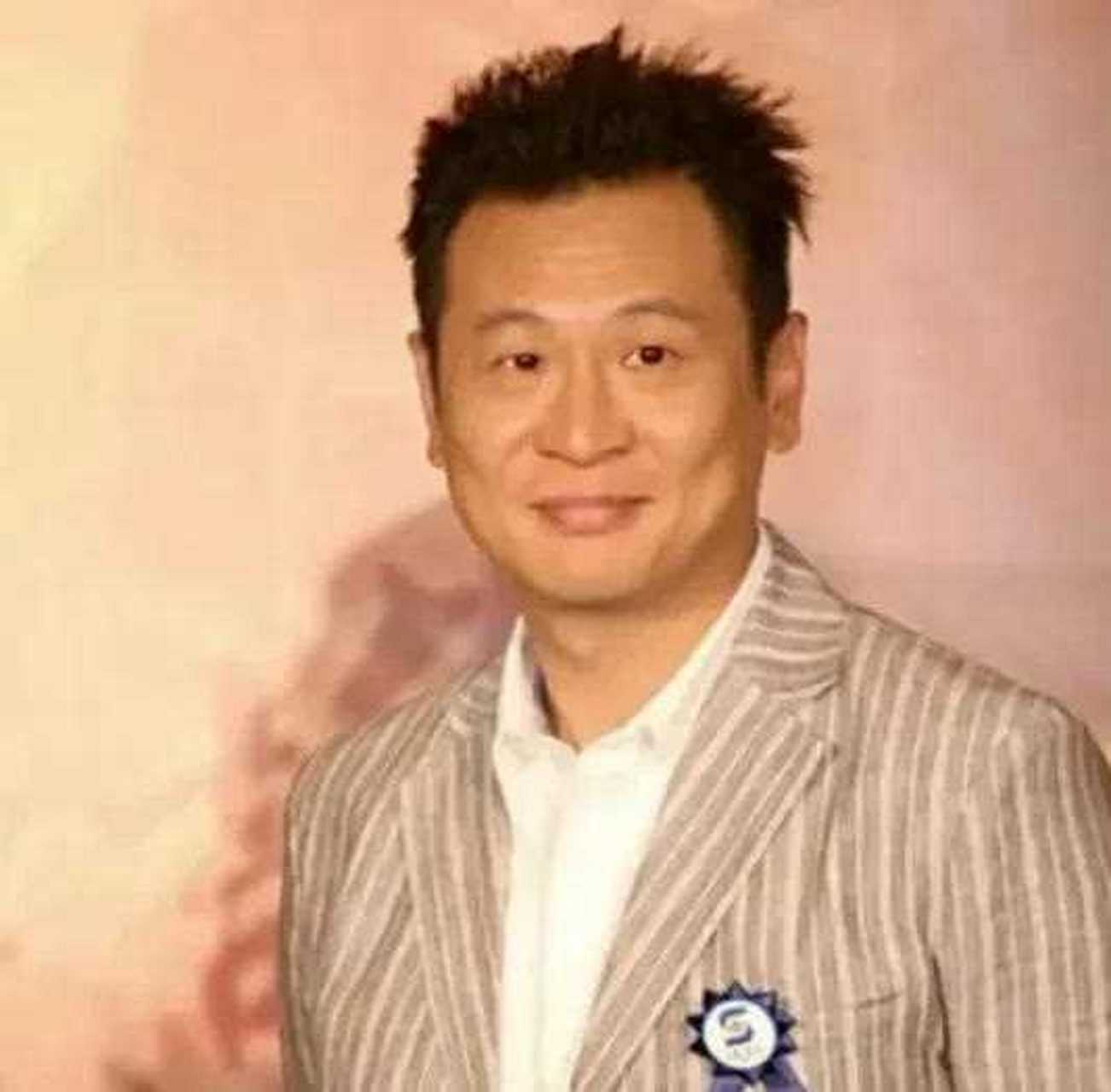 看《粉红女郎》,发现在里边扮演龚喜的演员张世好久不见了,以前总有人