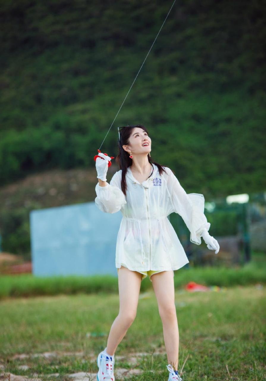 谢娜就是厉害,生了俩娃状态依旧似少女,穿超短裤腿比吴昕的还细