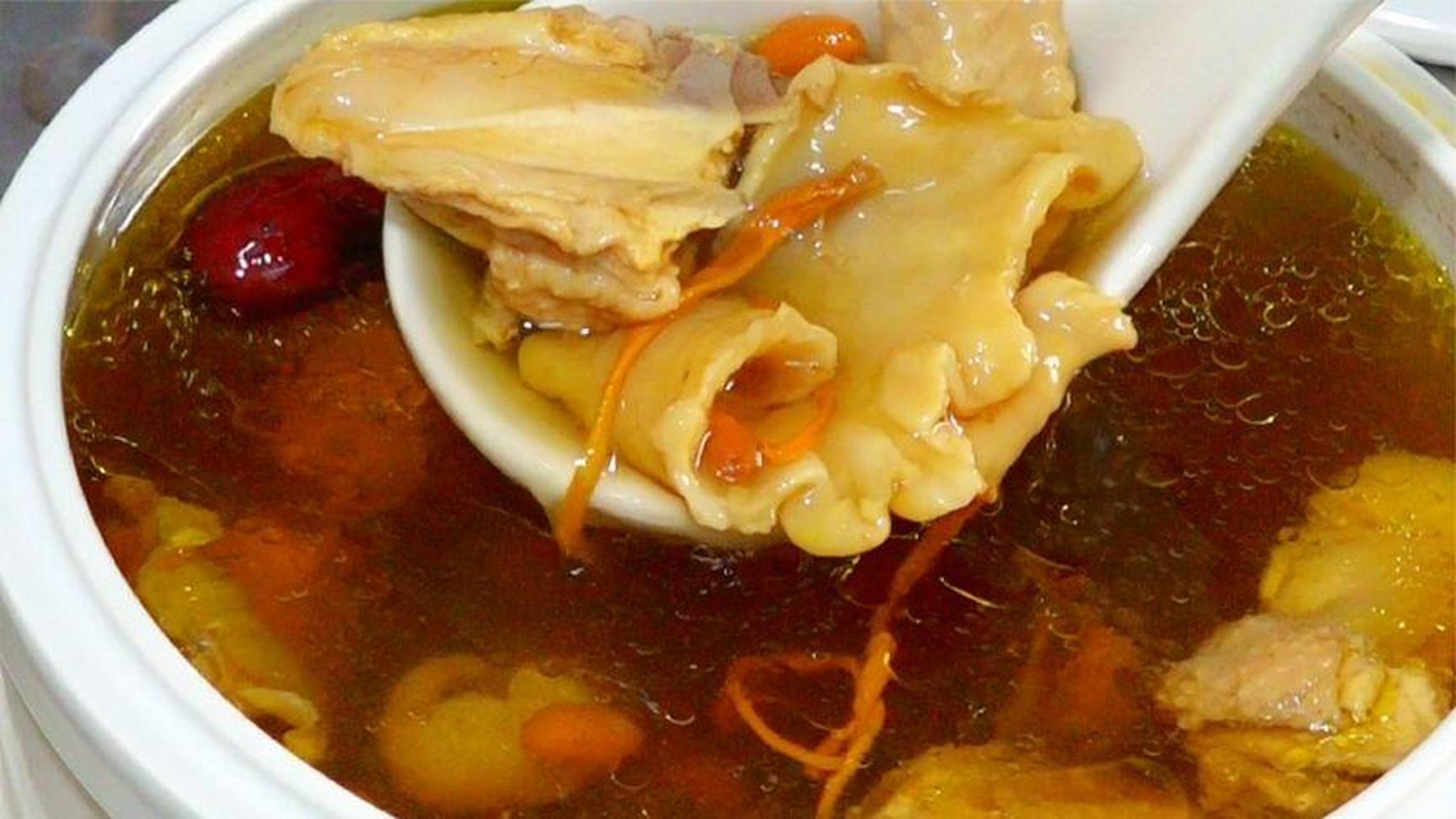 夏日进步早一点 花胶炖鸡汤搞起  1,花胶提前一晚泡好,第二天烫一下