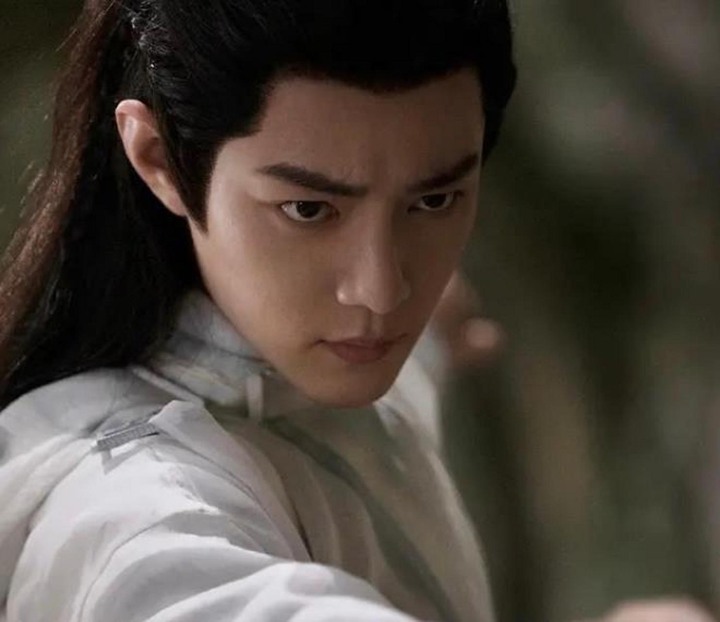 随着《长相思》的播出,很多人注意到了邓为,有的网友发现邓为何肖战长