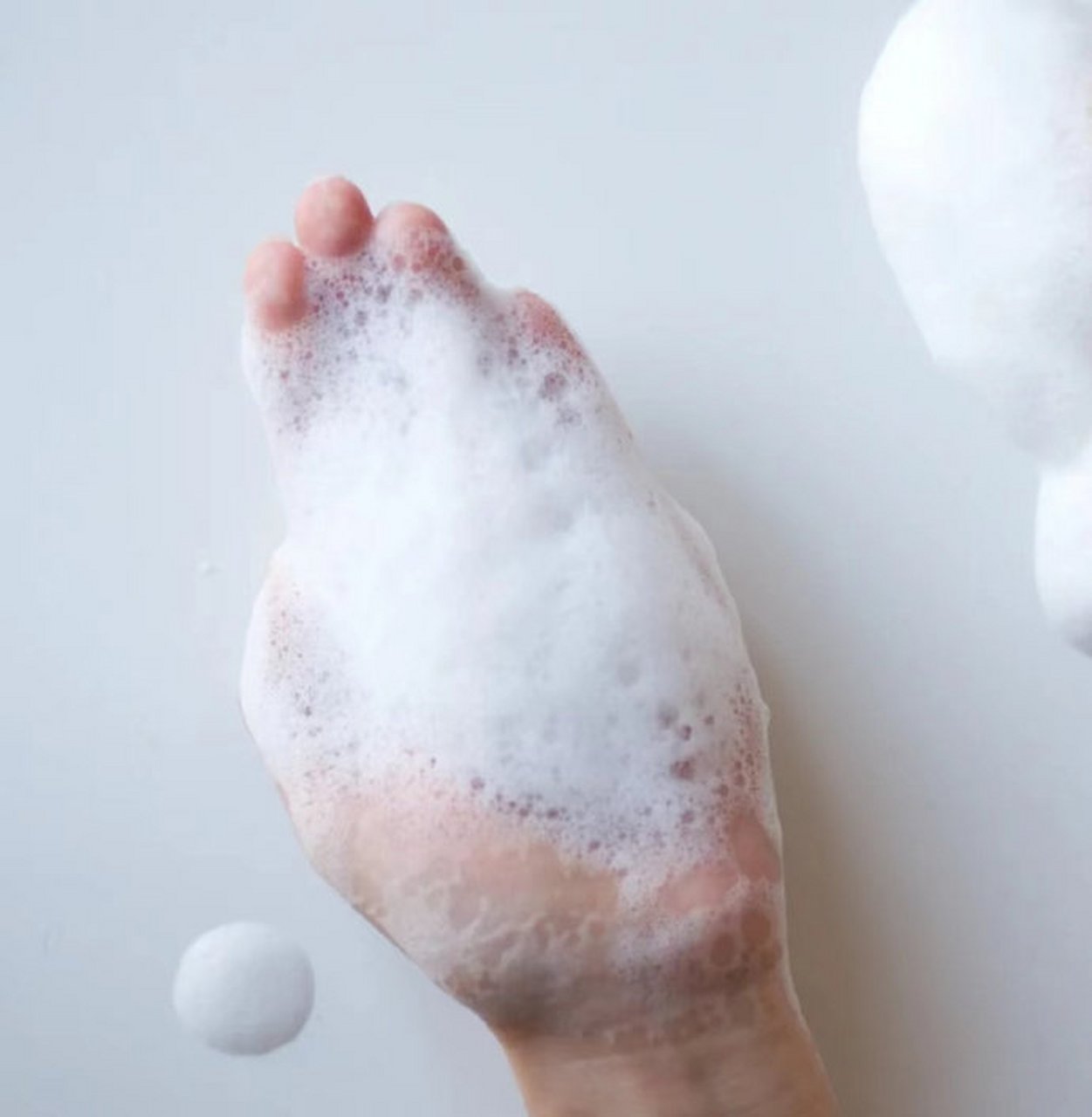 妮维雅 净润养肤沐浴油200ml(￥35)  沐浴油是可以两用的,一种是干