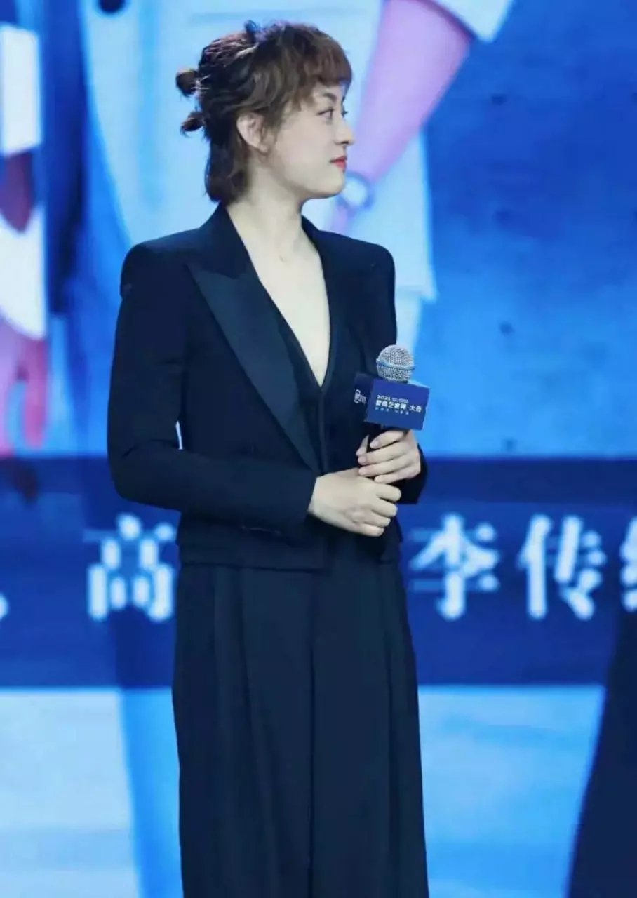 孙俪换了新发型了,从以前的飒爽干练短发型,到如今的带点的蓬松烫发