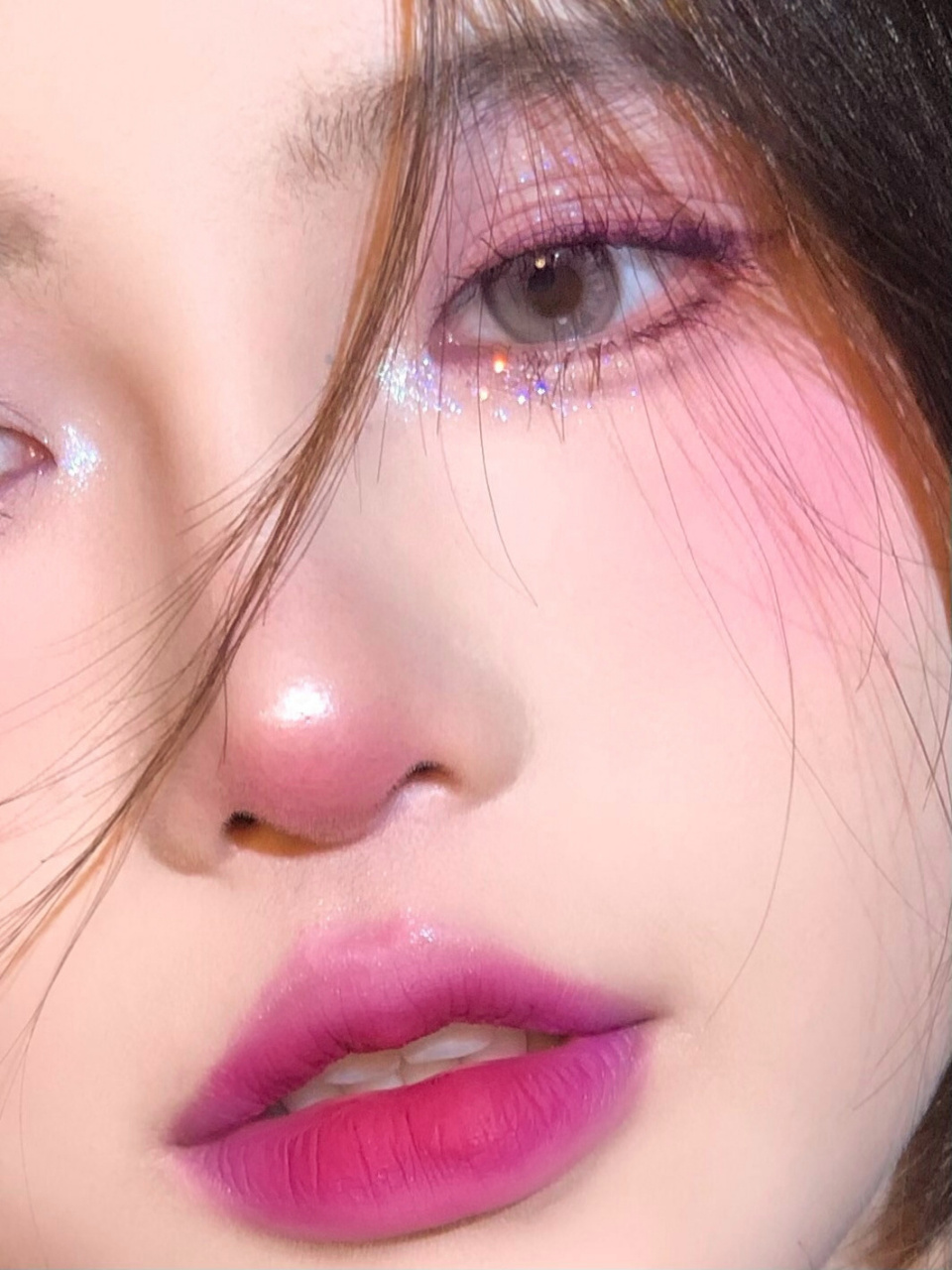 霓虹紫的妆拍照可以变成冷白皮!