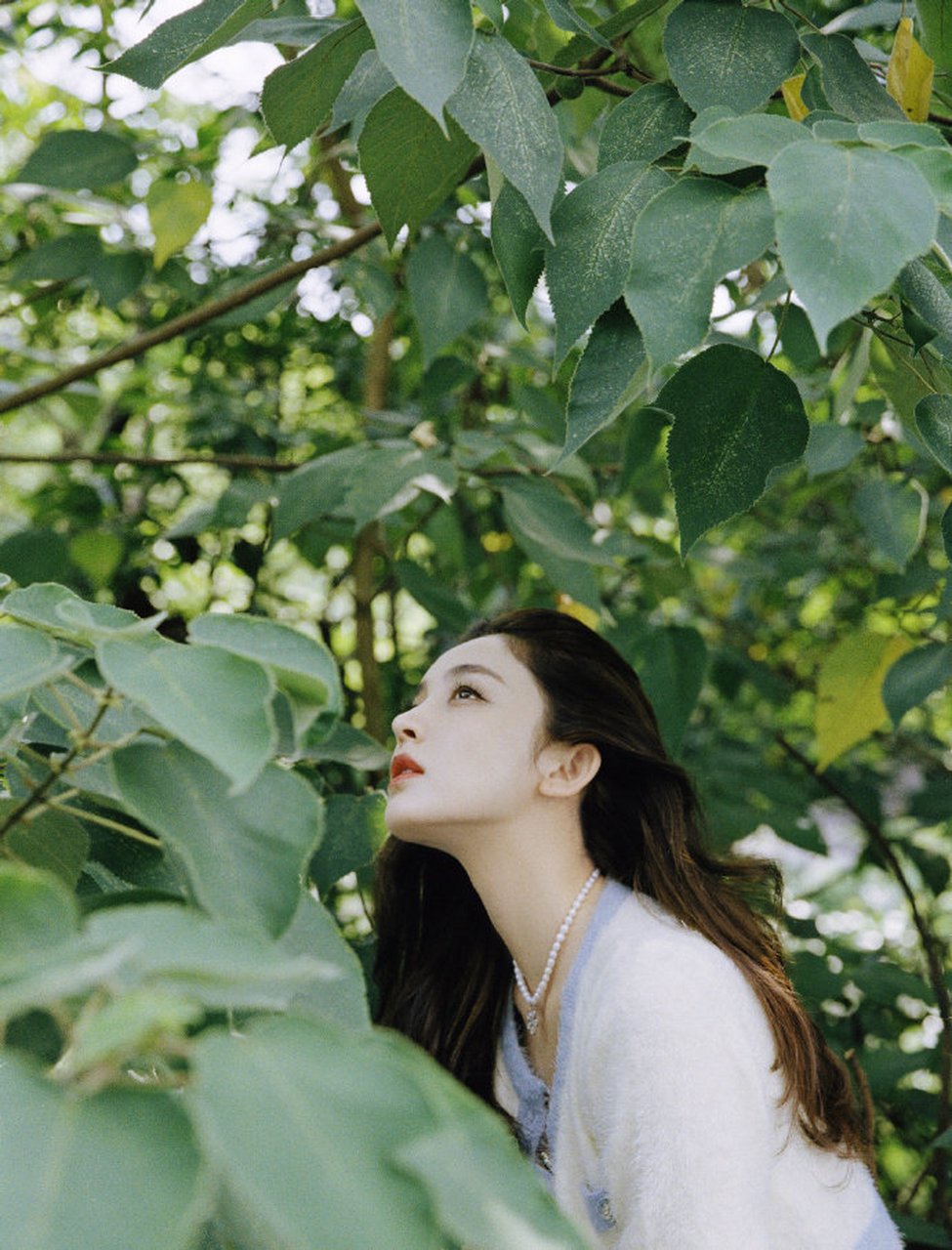 古力娜扎碎花裙裹身,惬意享受午后时光 #古力娜扎美照