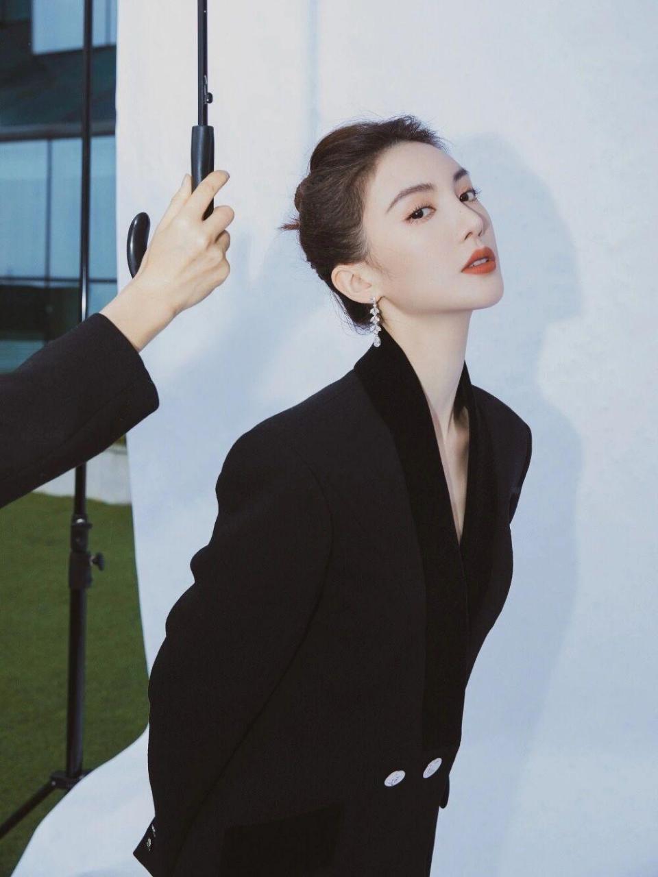 金晨又帅到我了,穿着黑色的西装,干练利落,霸气洒脱又时髦,气场全开真