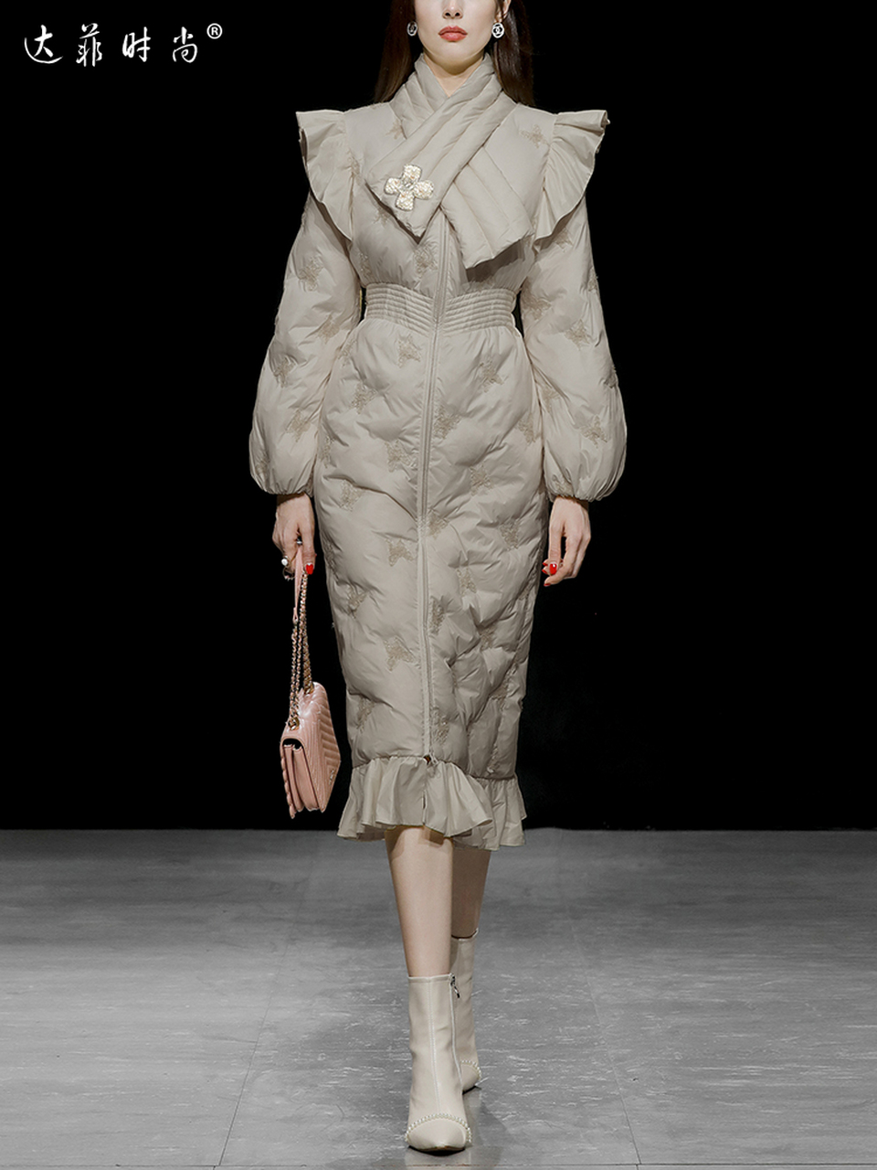2022冬季新款 时尚减龄自带围脖 荷叶边复古灯笼袖 收腰羽绒服外套