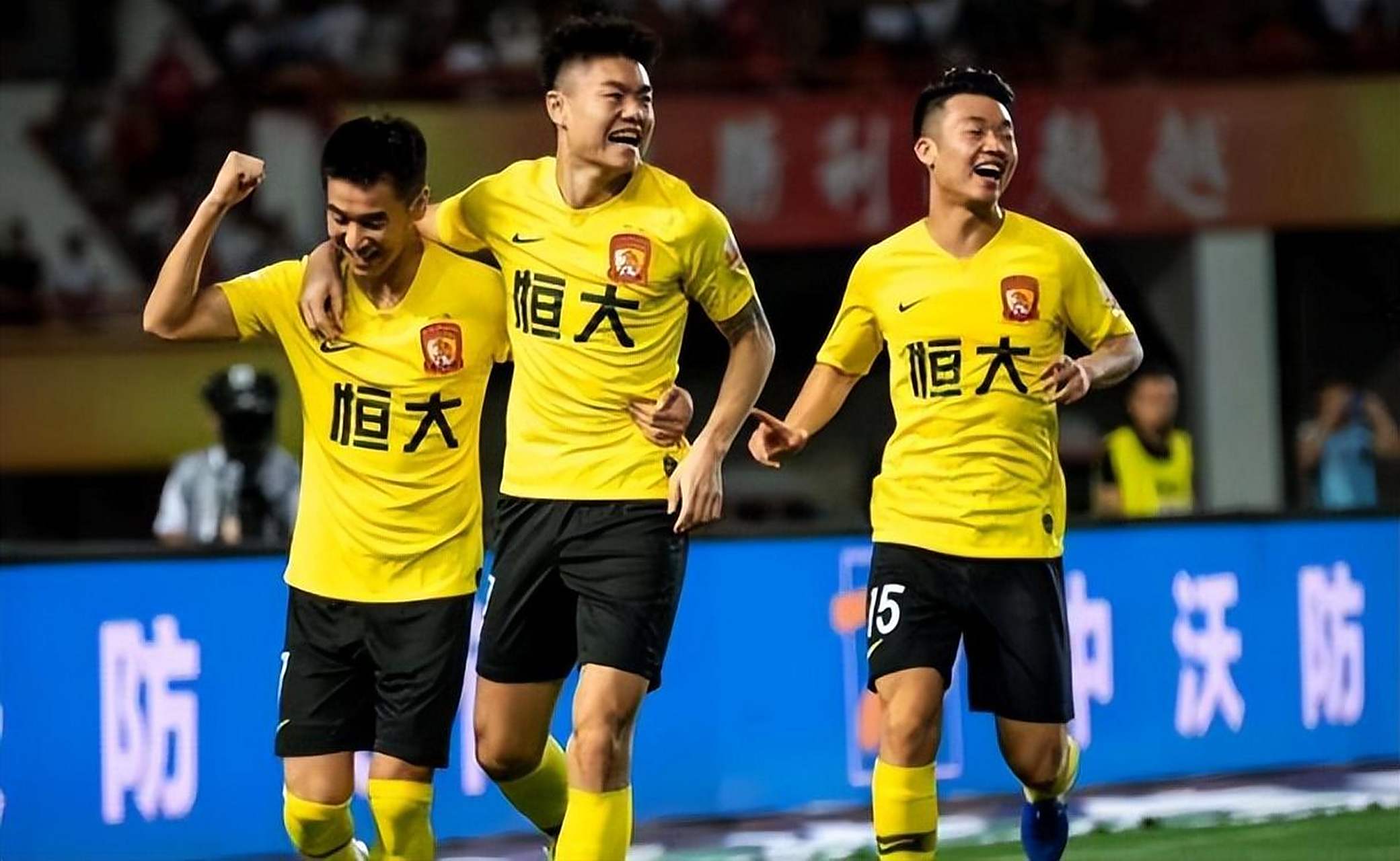 日前,有恒大队球迷向足球记者苗原询问球队近况.