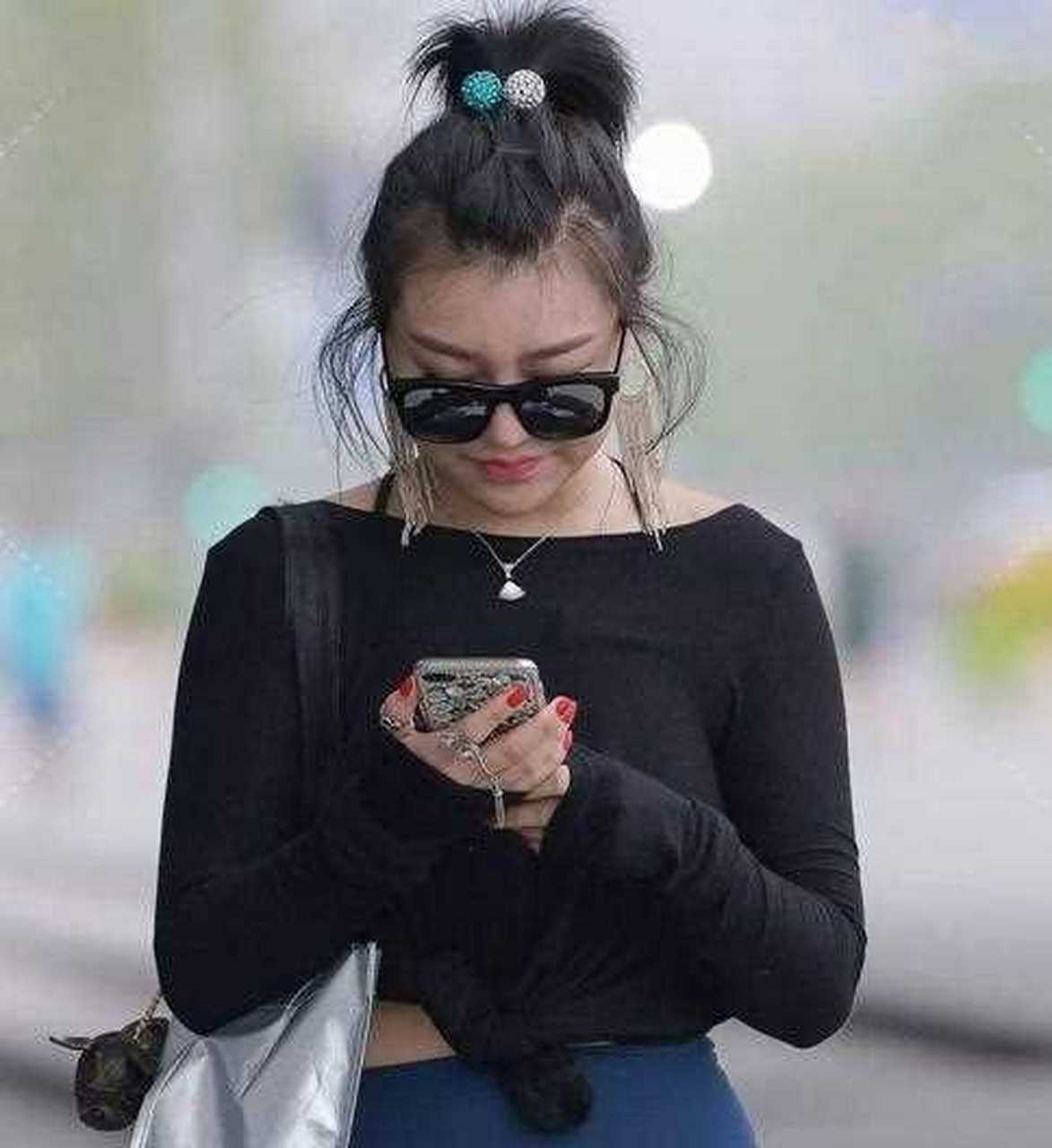 小姐姐这背后的纹身是宝莲灯吗?果真是越个性,越时尚哈.[打脸]