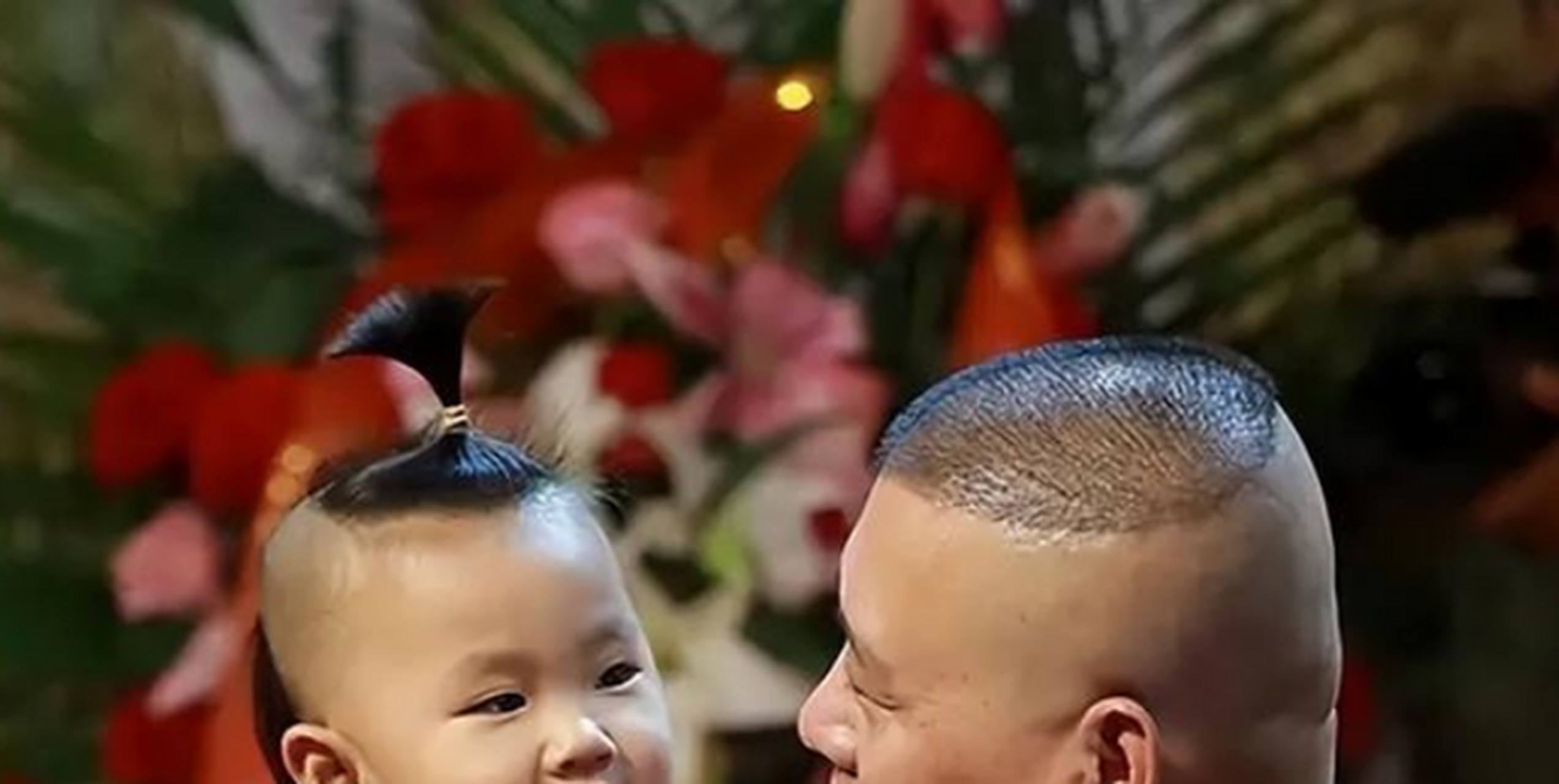 郭德纲晒全家福为老婆庆生,两人恩爱多年,小儿子越来越像爸爸了