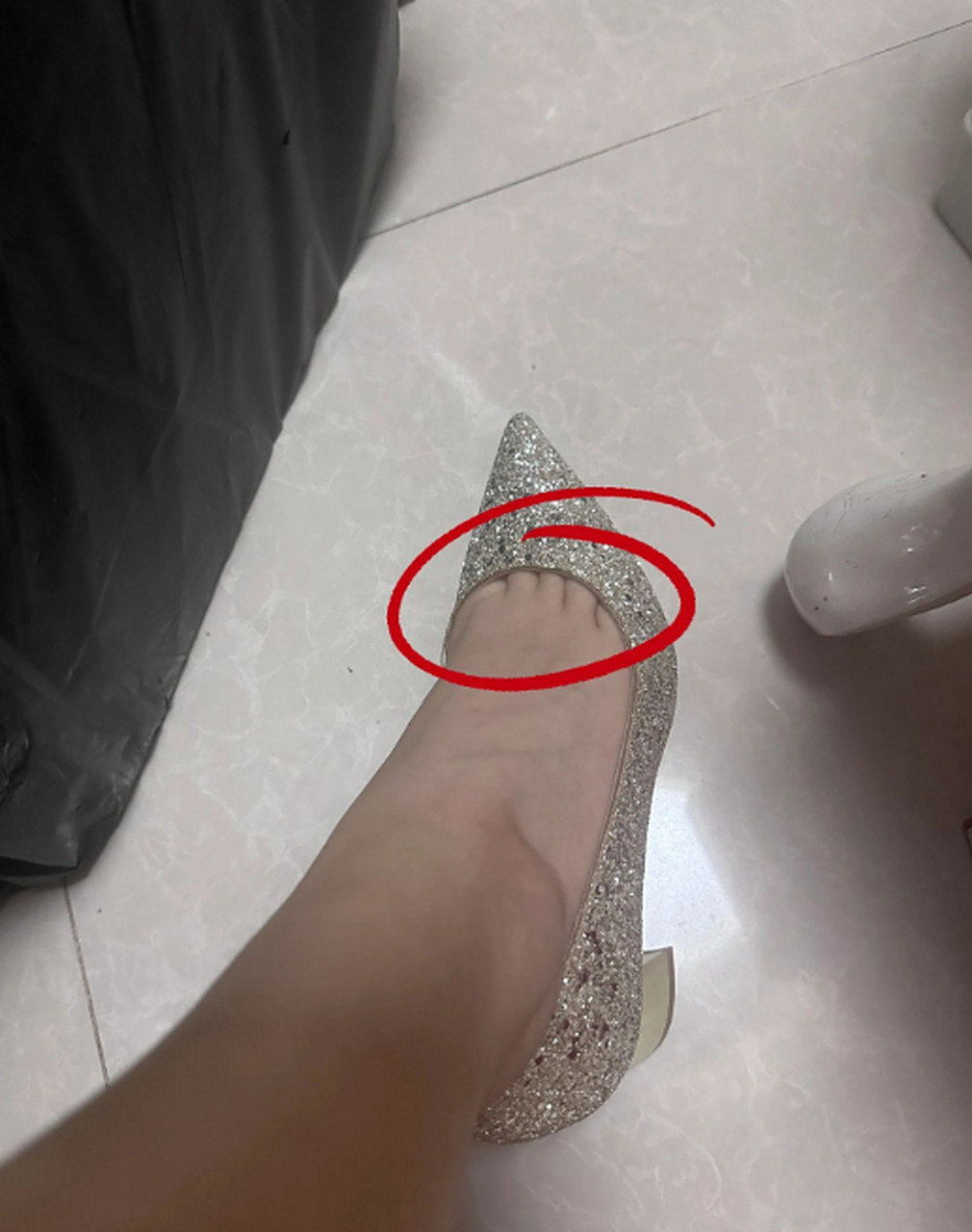 一直不明白为什么高跟鞋要漏脚趾缝?